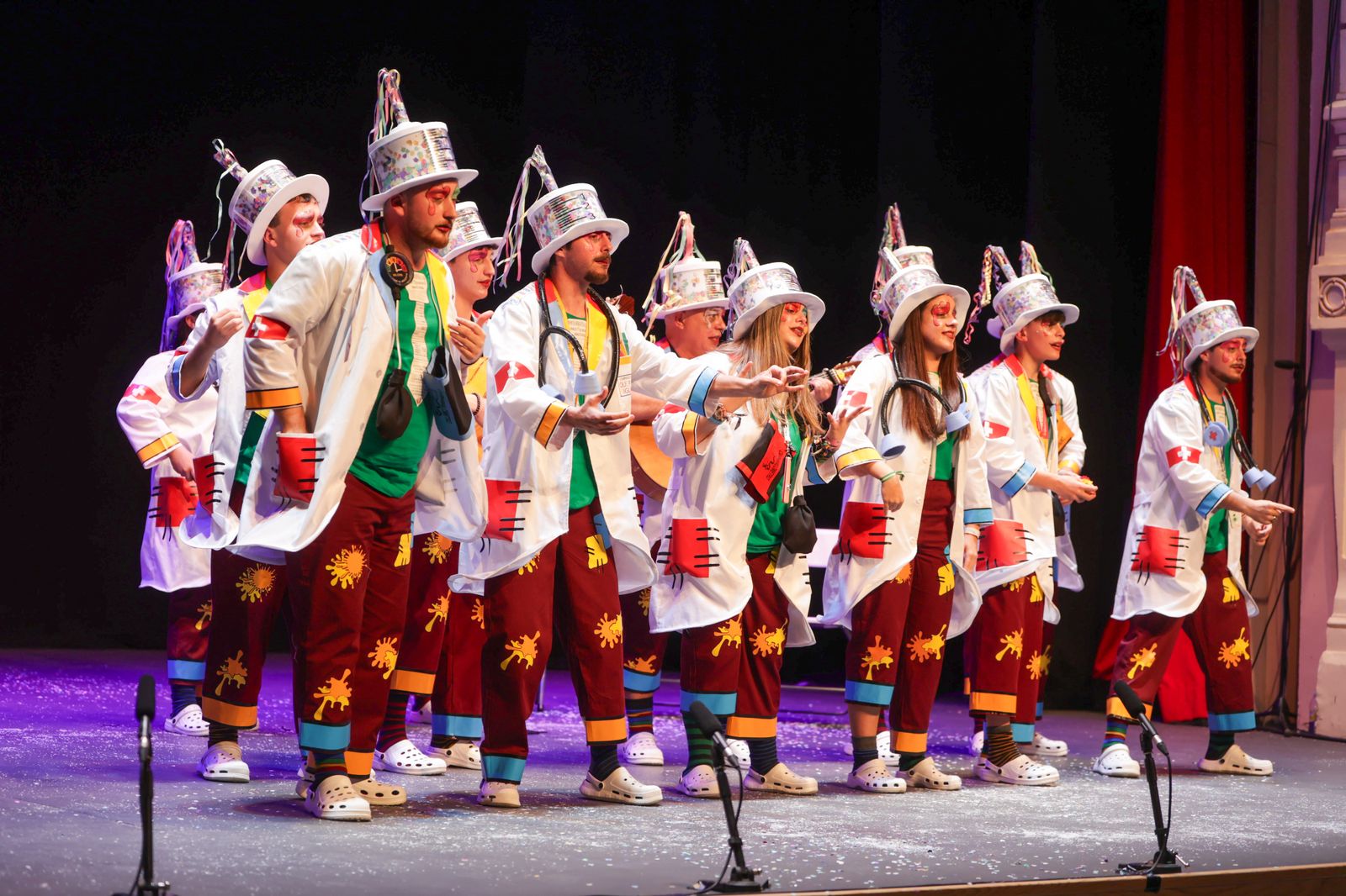 Imágenes de la actuación de la murga juvenil de Punta Umbría, fuera de concurso "Que pase el siguiente" en el Carnaval Colombino