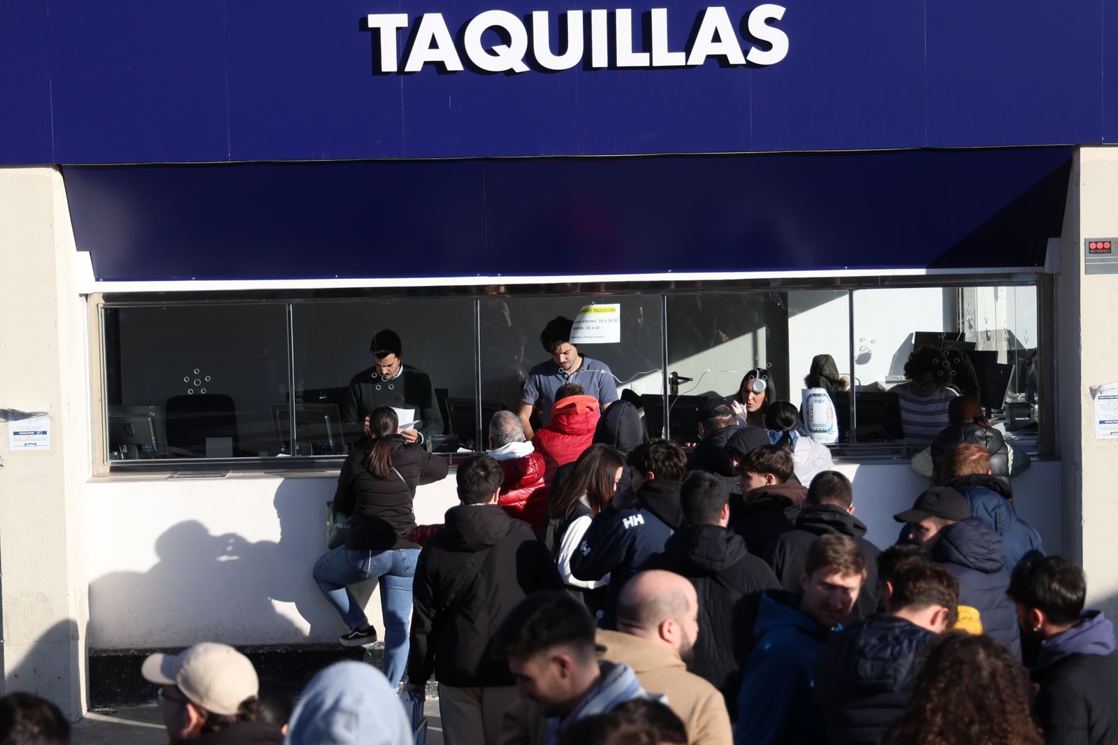 Las fotos de las colas para el Recreativo Granada-Málaga