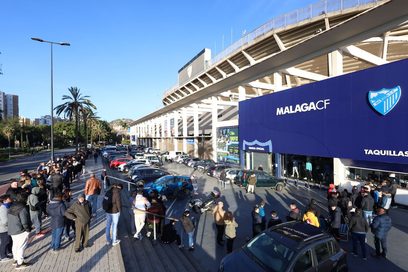 Las fotos de las colas para el Recreativo Granada-Málaga