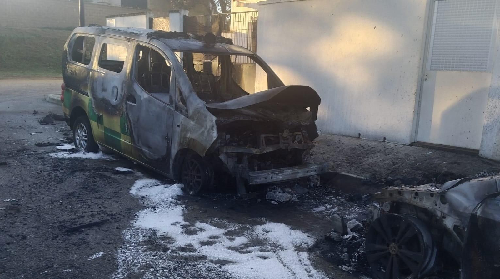 Los dos vehículos calcinados estaban en la misma calle.