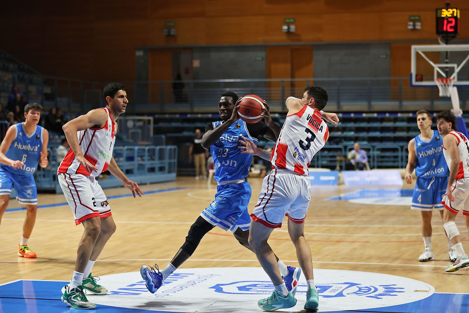 Imágenes del encuentro de baloncesto entre el Ciudad de Huelva y el Damex UDEA Algeciras