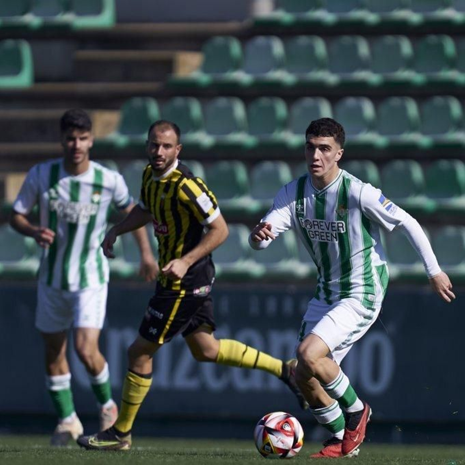 El centrocampista del Betis Deportivo Quique controla el balón en un lance del partido ante el equipo lepero.