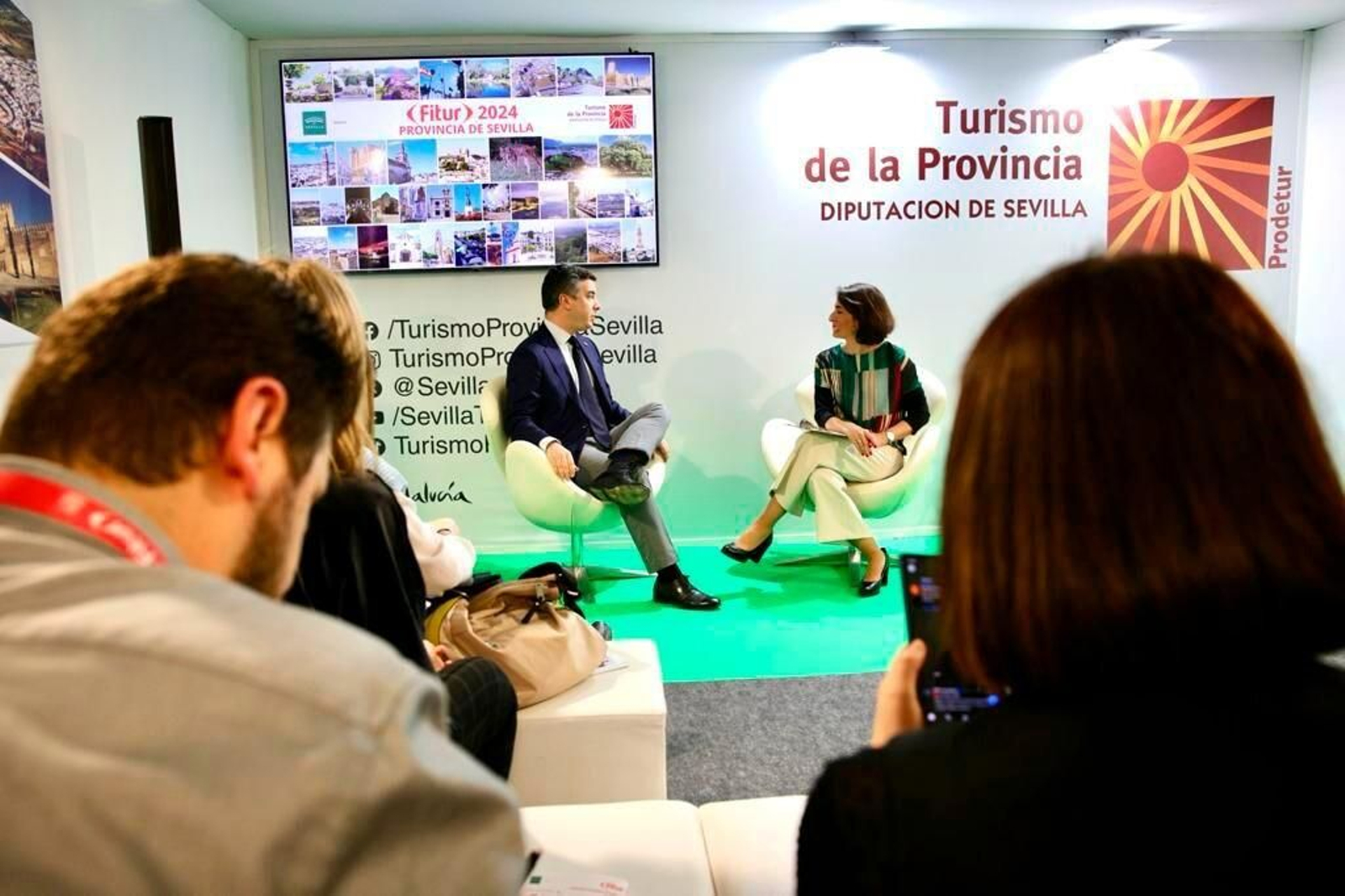 Rodrigo Rodríguez durante su intervención en la pequeña sala de presentaciones del pabellón de Andalucía para Sevilla