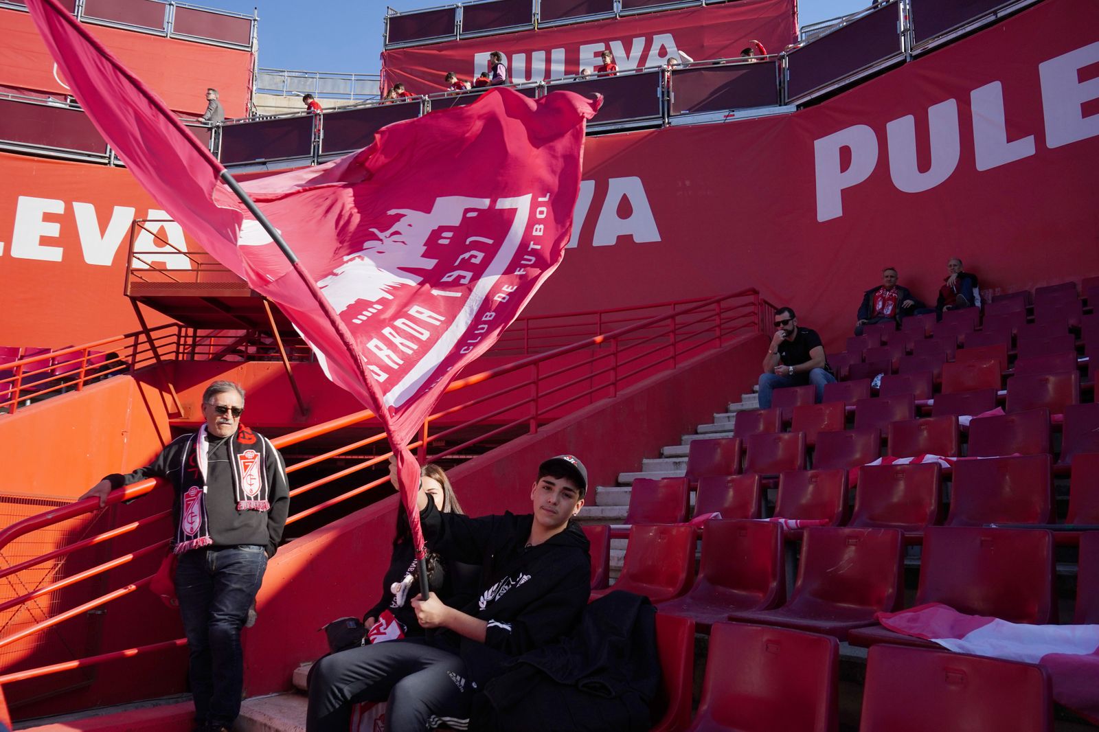 Encuéntrate en la grada de Los Cármenes en el Granada - Las Palmas