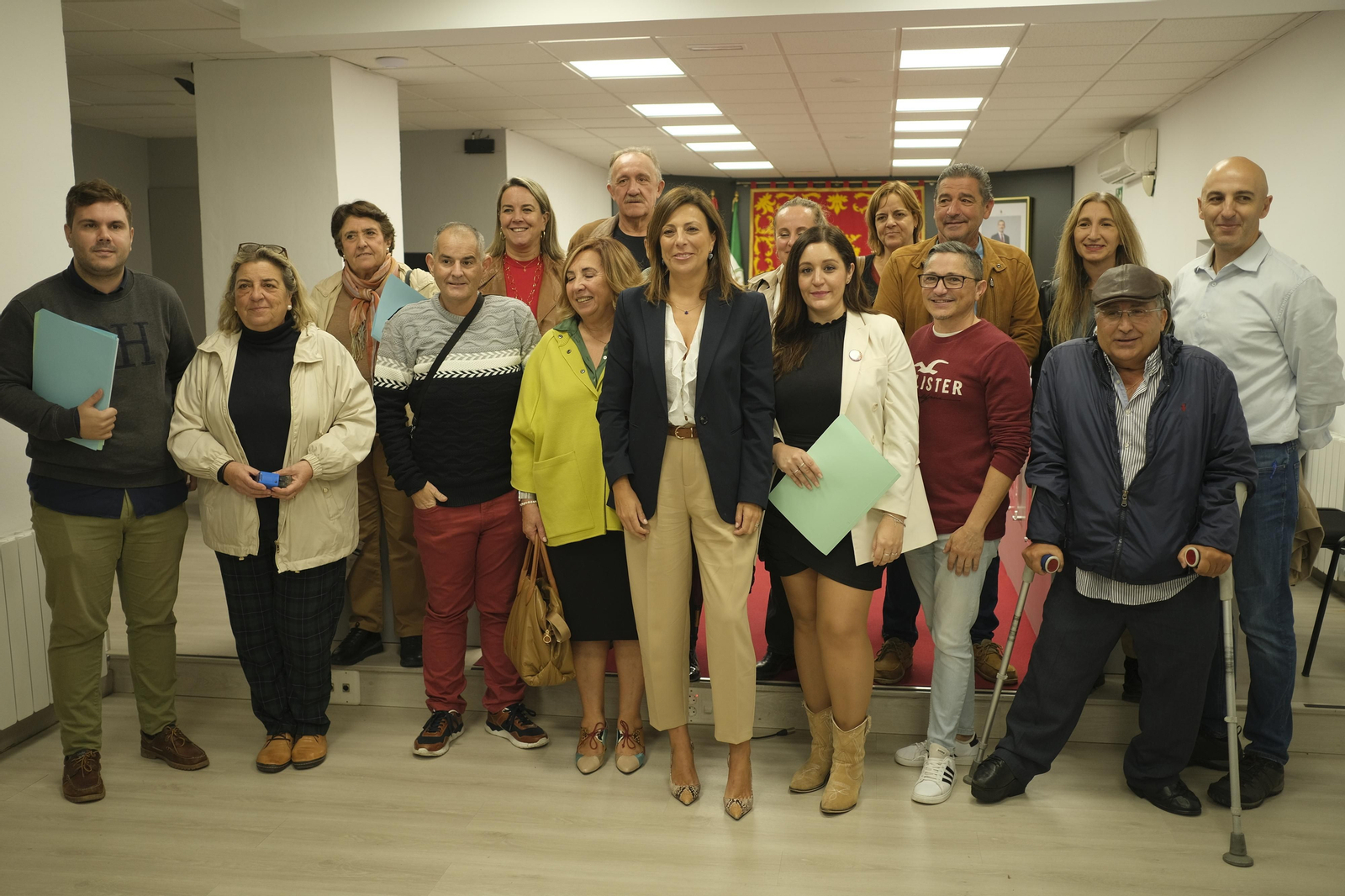 Fotografía de familia con la alcaldesa de la ciudad.