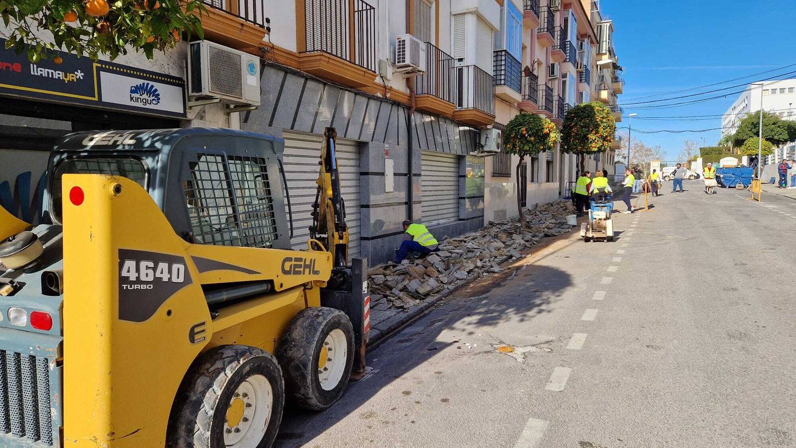 Obras del PFEA en la calle Agustín Valverde de Baena.