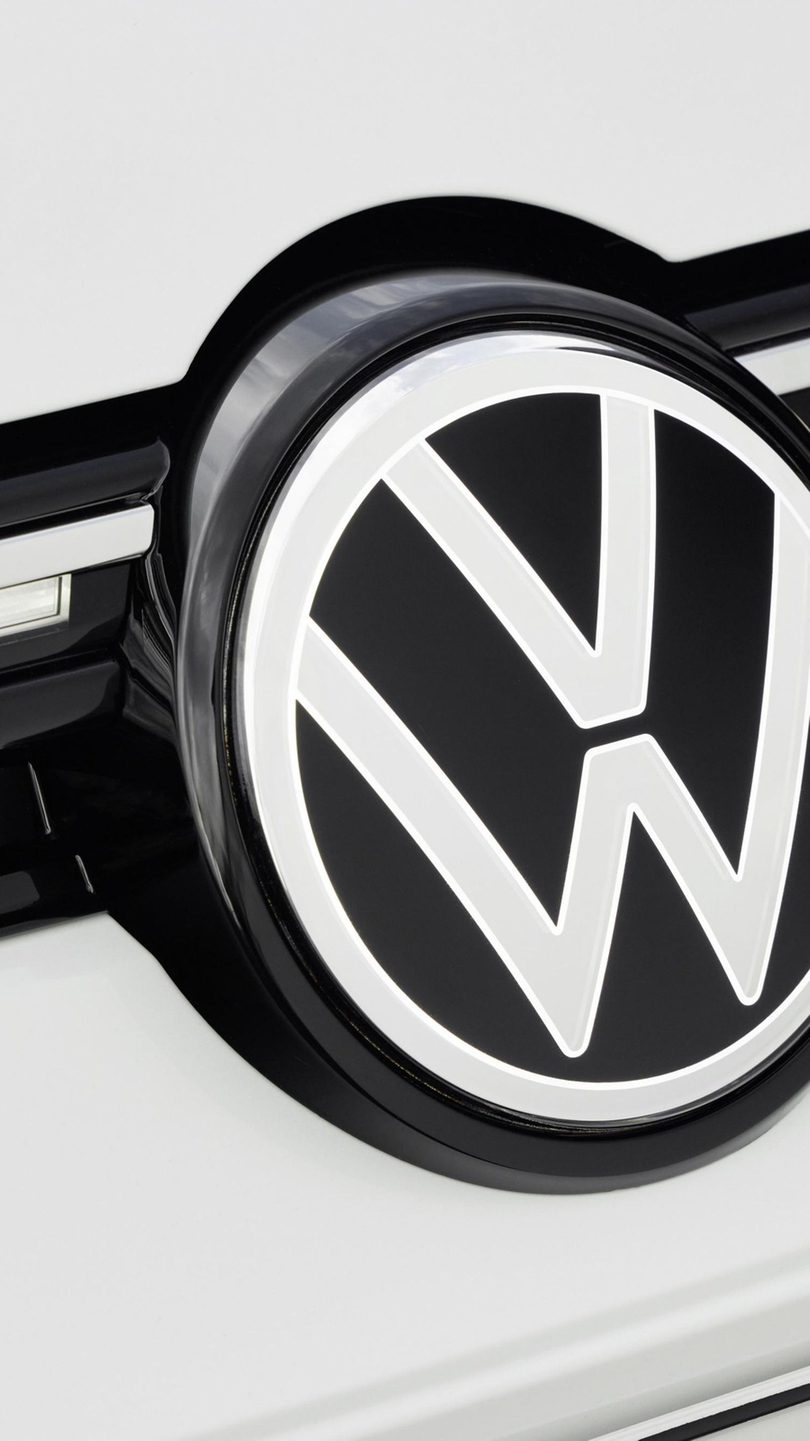 El emblema del frontal del Golf se ilumina ahora y es, junto a los nuevos faros matriciales, la mayor novedad en el exterior de este facelift.