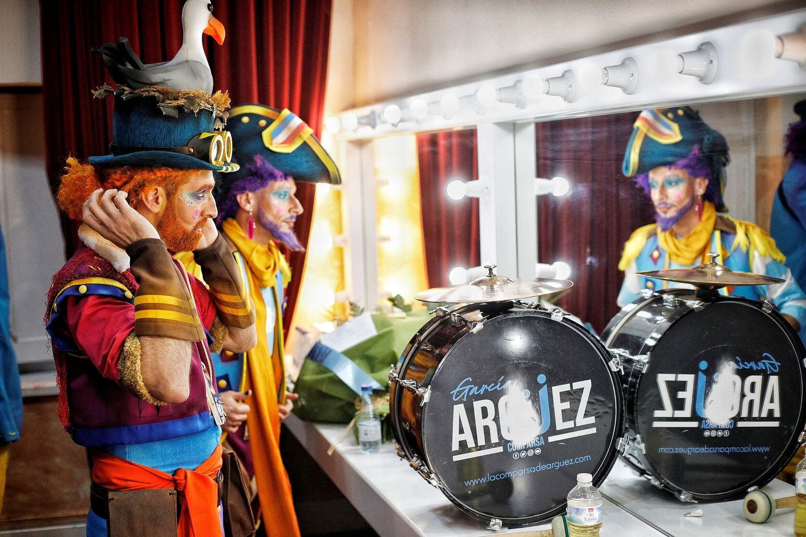 Comparsa 'Los colgaos'en camerinos