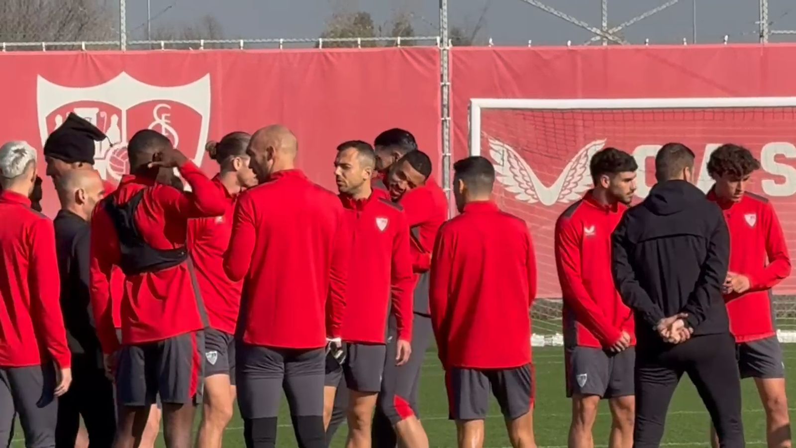 El primer día de Rafa Mir después del 'culebrón' con el Valencia: del saludo con Del nido al abrazo a En-Nesyri