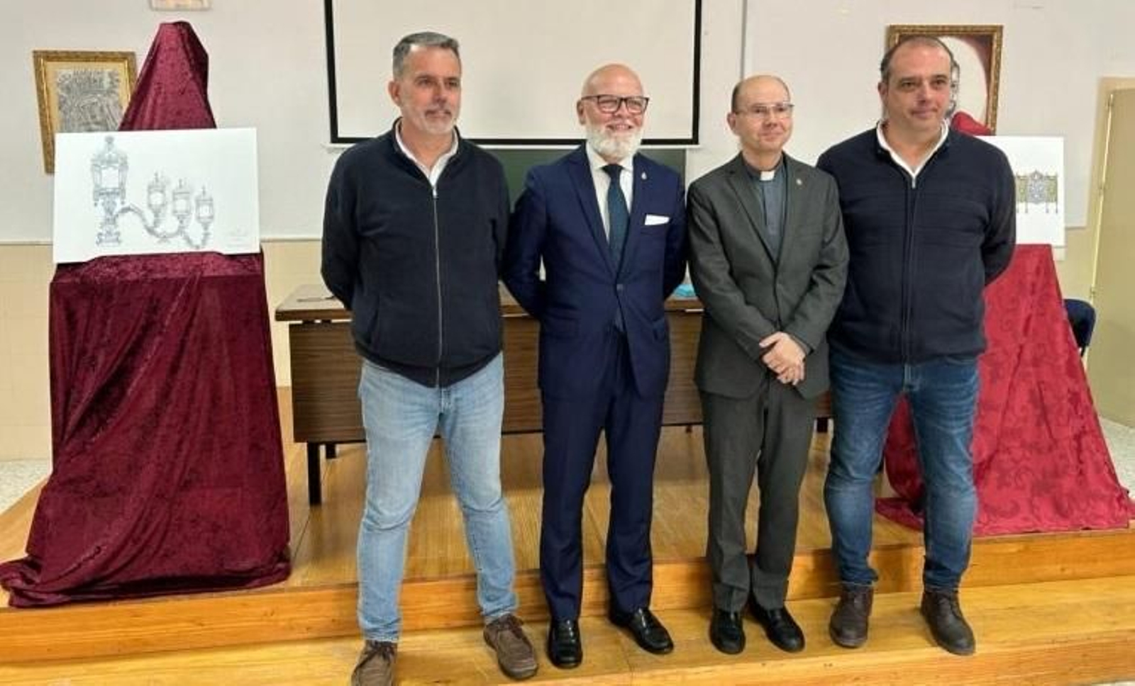 Los hermanos Valverde posan junto al hermano mayor y consiliario de la hermandad.