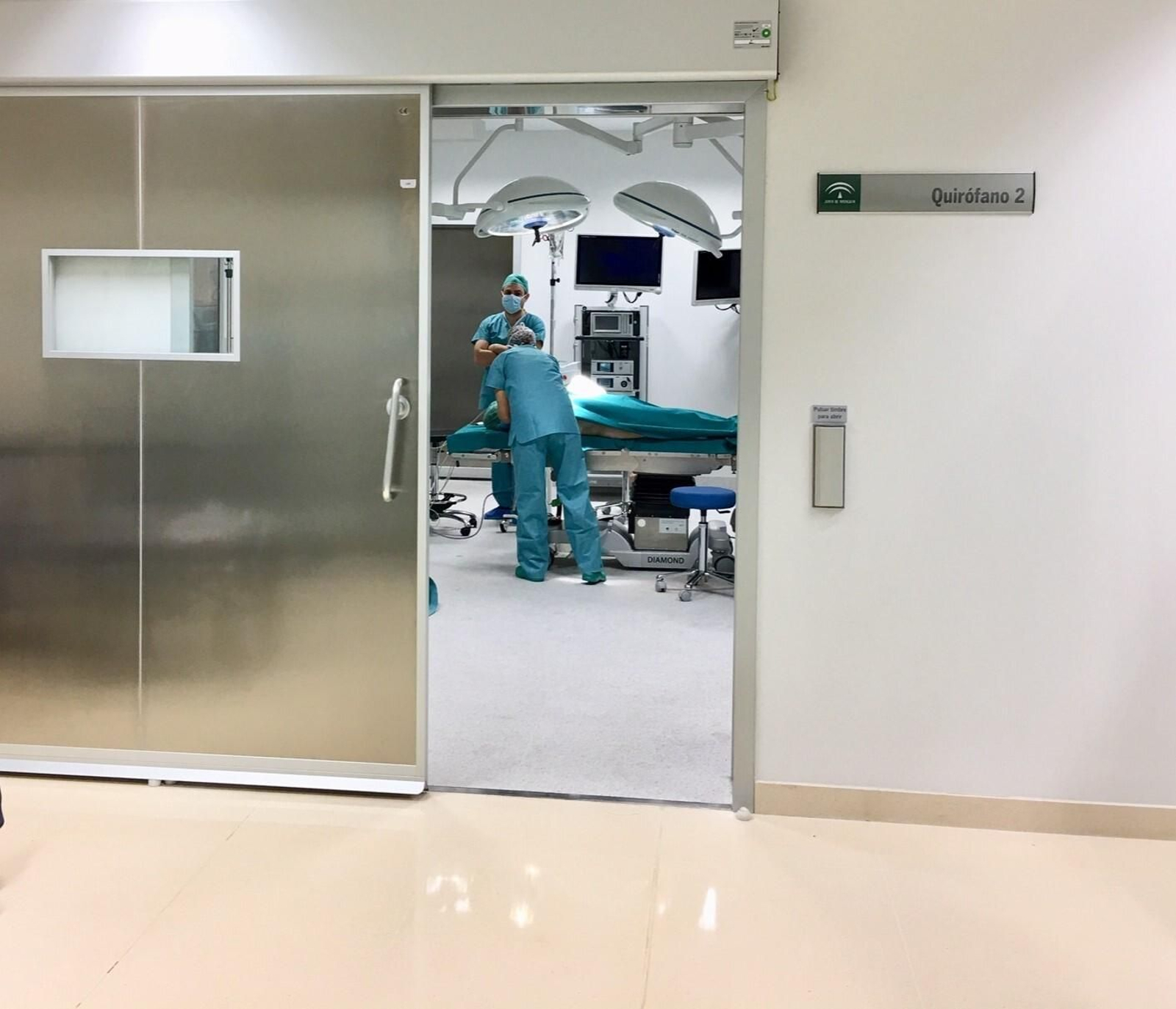 Profesionales en un quirófano, en una imagen de archivo.