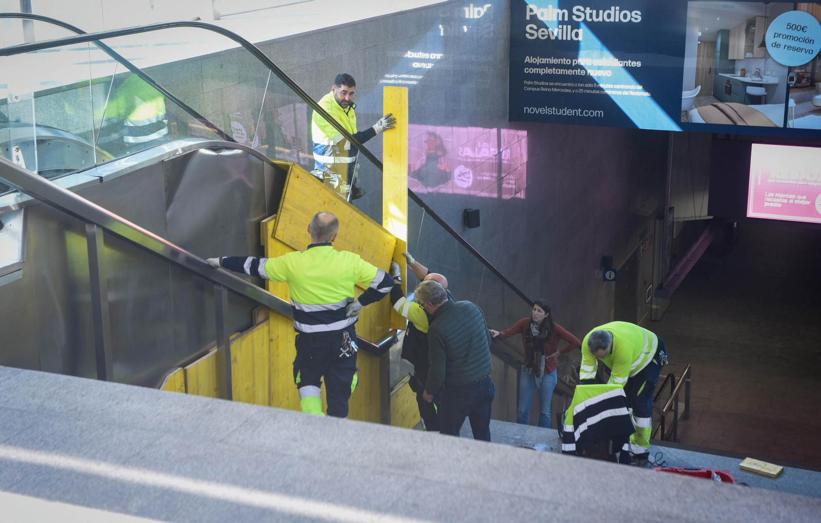 Trabajos de reparación de la escalera mecánica del Metro siniestrada.