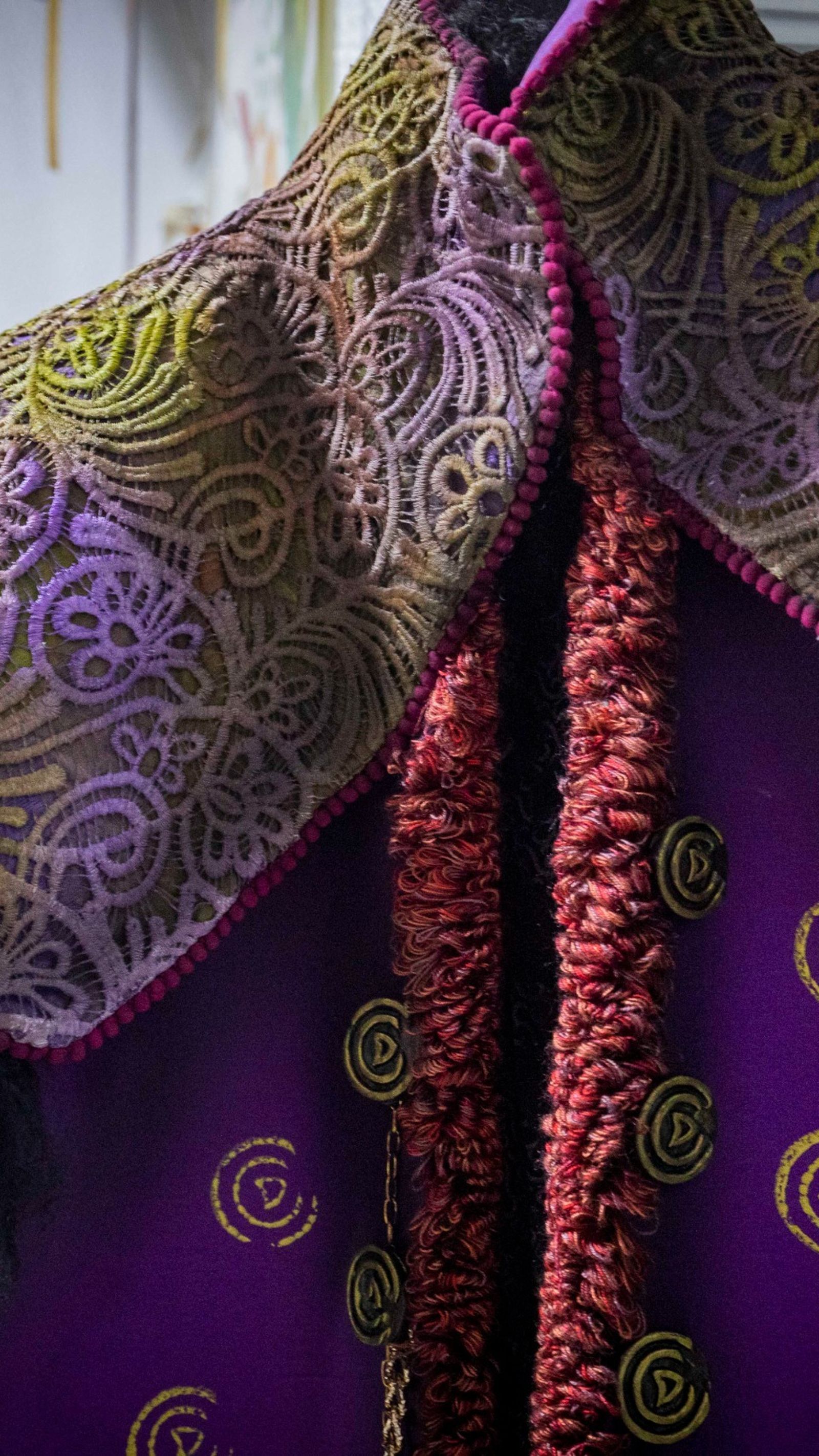 La chaqueta con una paleta de colores inspirada en la bandera de la República.