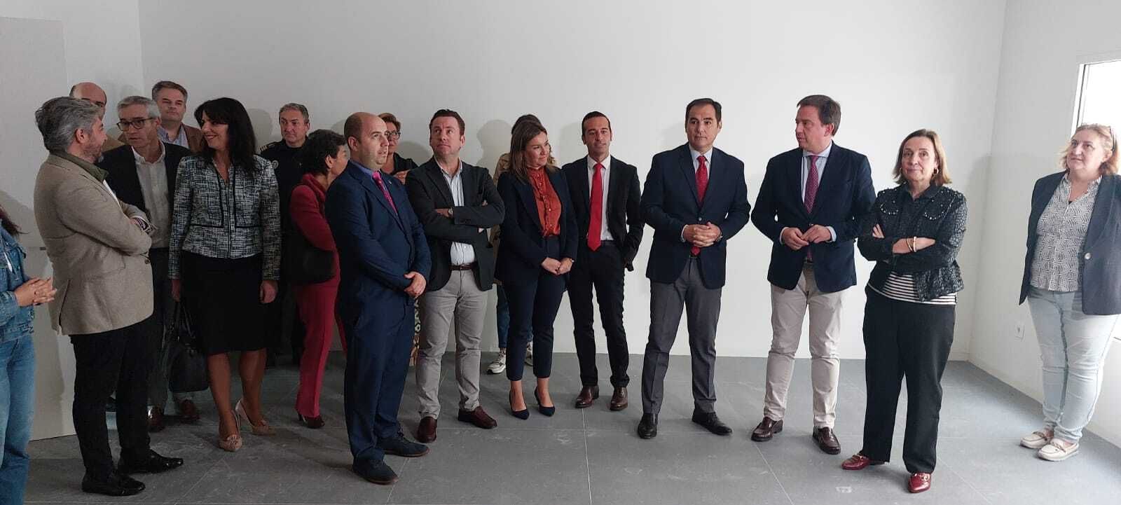 Dirigentes institucionales en la visita a la nueva sede judicial de Lucena.