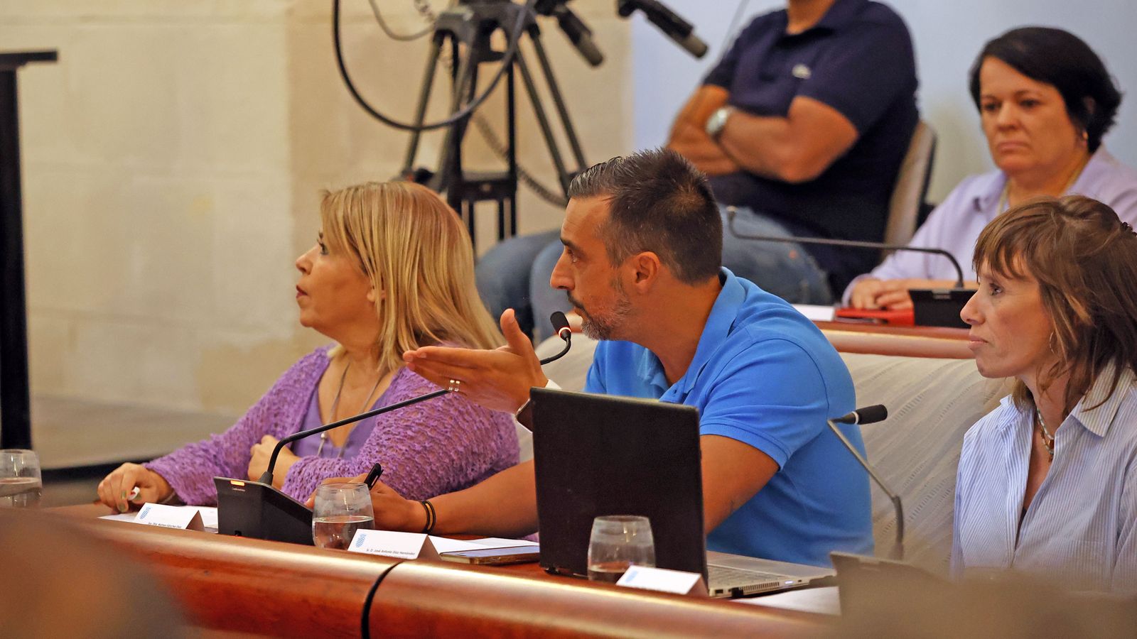 El concejal del PSOE José Antonio Díaz, en el centro de la imagen durante un pleno municipal.