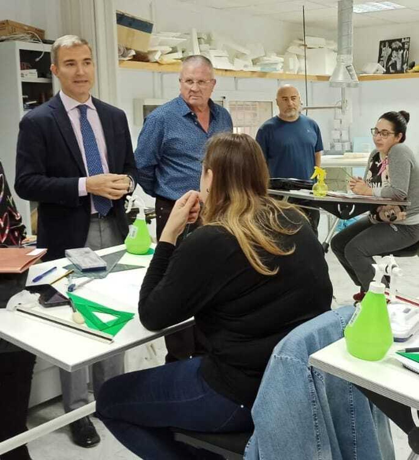 Visita del delegado a la Escuela del Mármol de Fines.
