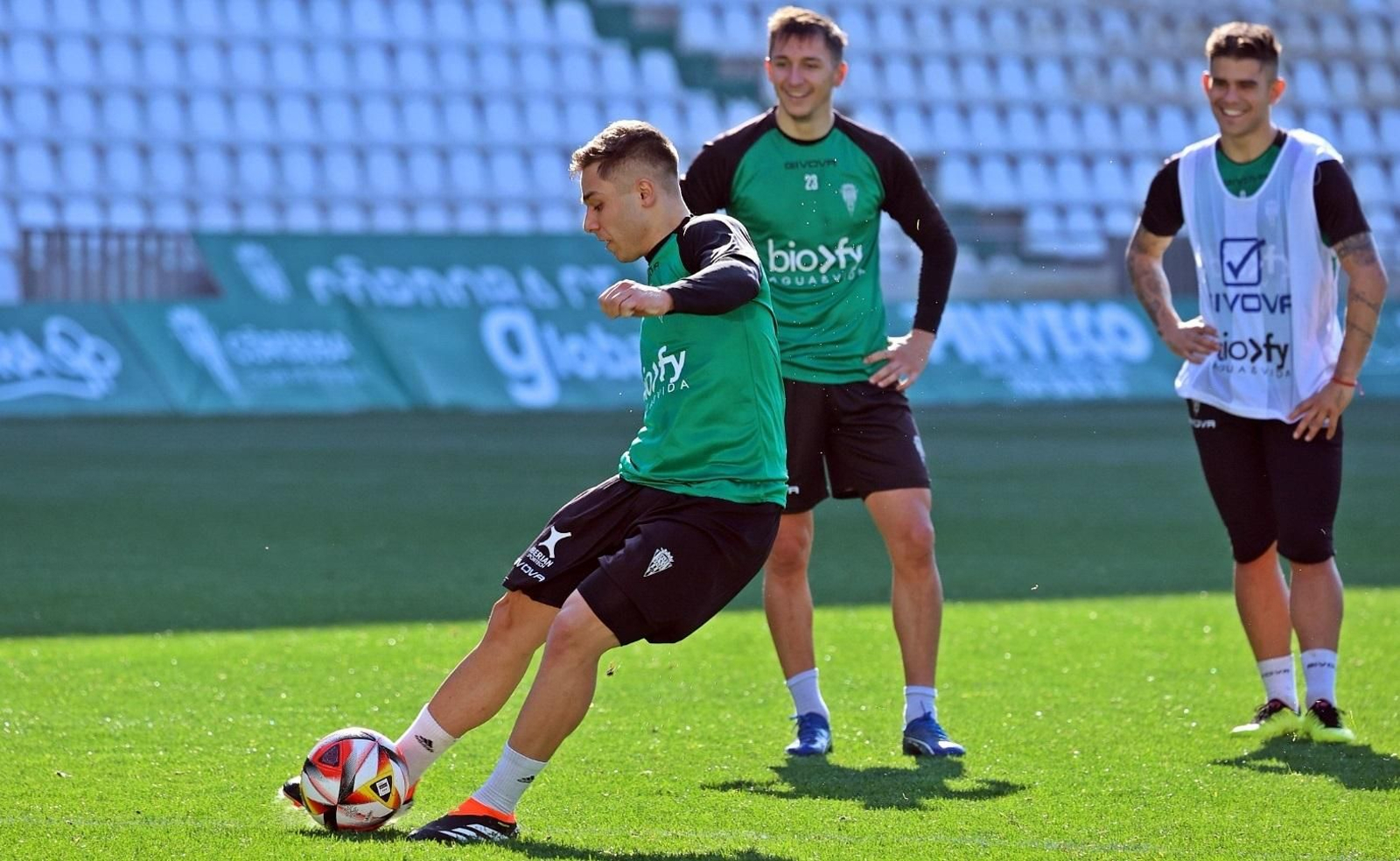 Álvaro Leiva golpea el balón en presencia de Carracedo y Kuki Zalazar.