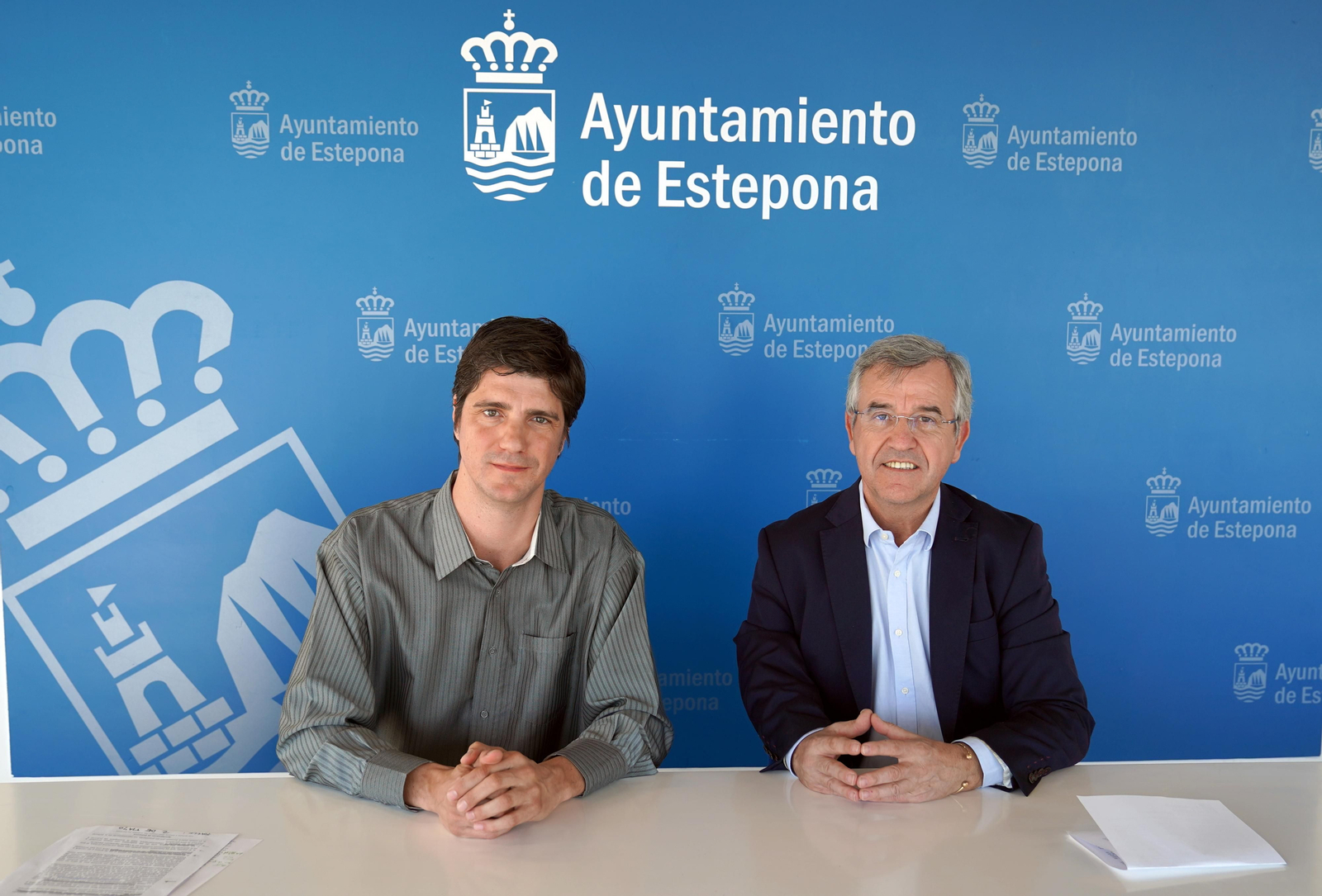El alcalde, José María García Urbano (D.), y el escritor Alejandro Simón Partal.