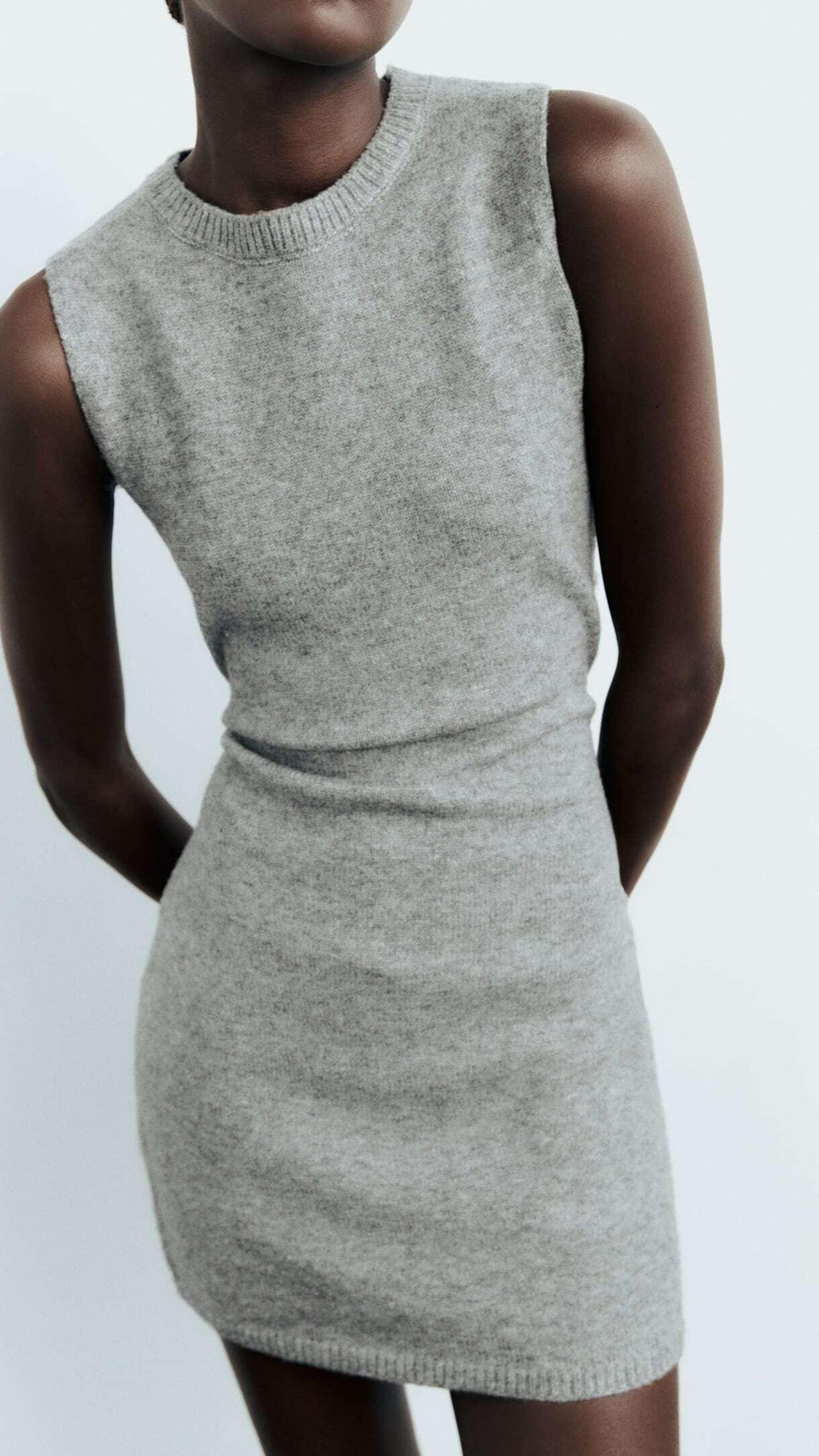 Vestido mini de punto de Zara.