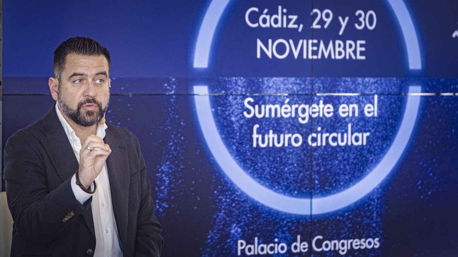 El delegado de Zona Franca, Fran González, presenta el congreso Blue Zone Forum.