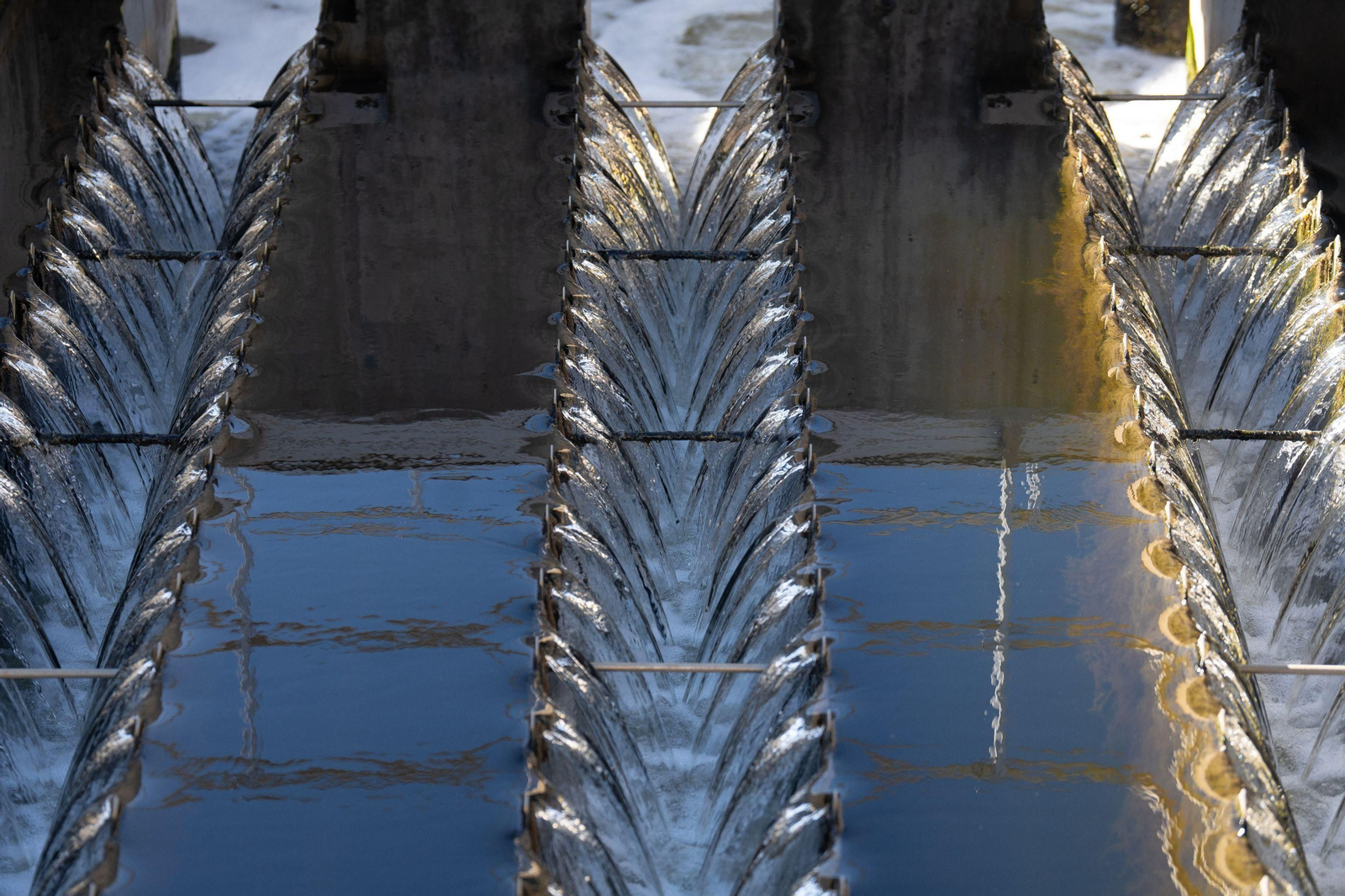 Detalle de la zona de microfiltración de agua de una estación depuradora de agua.