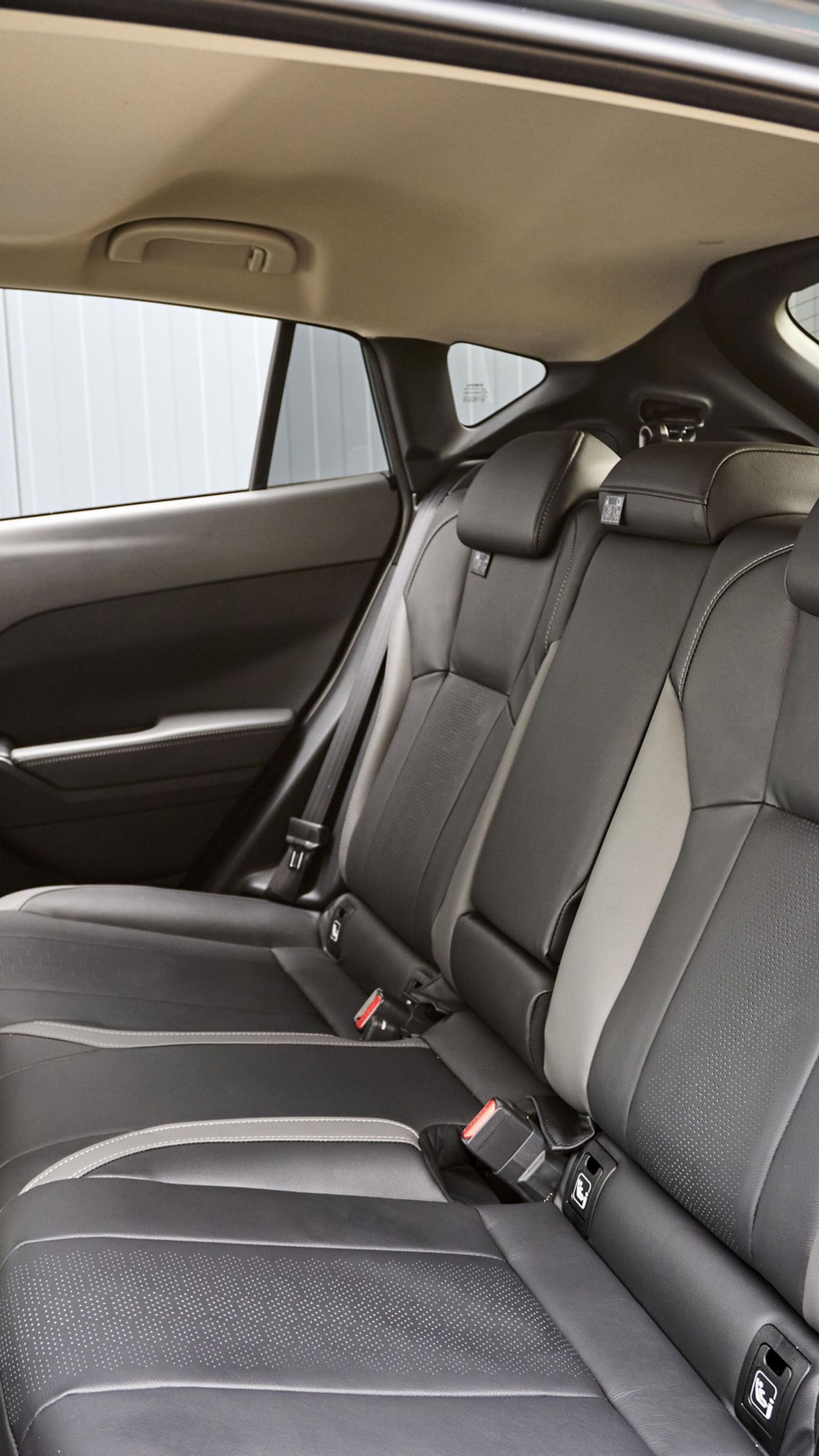 La tracción total hace que sea necesario tener un túnel de transmisión voluminoso, de 17 cm de ancho y casi tanto de alto, pero la habitabilidad es correcta, en líneas generales.