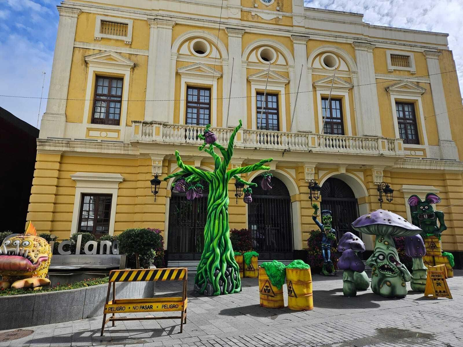 Criaturas en la puerta de Ayuntamiento de Chiclana