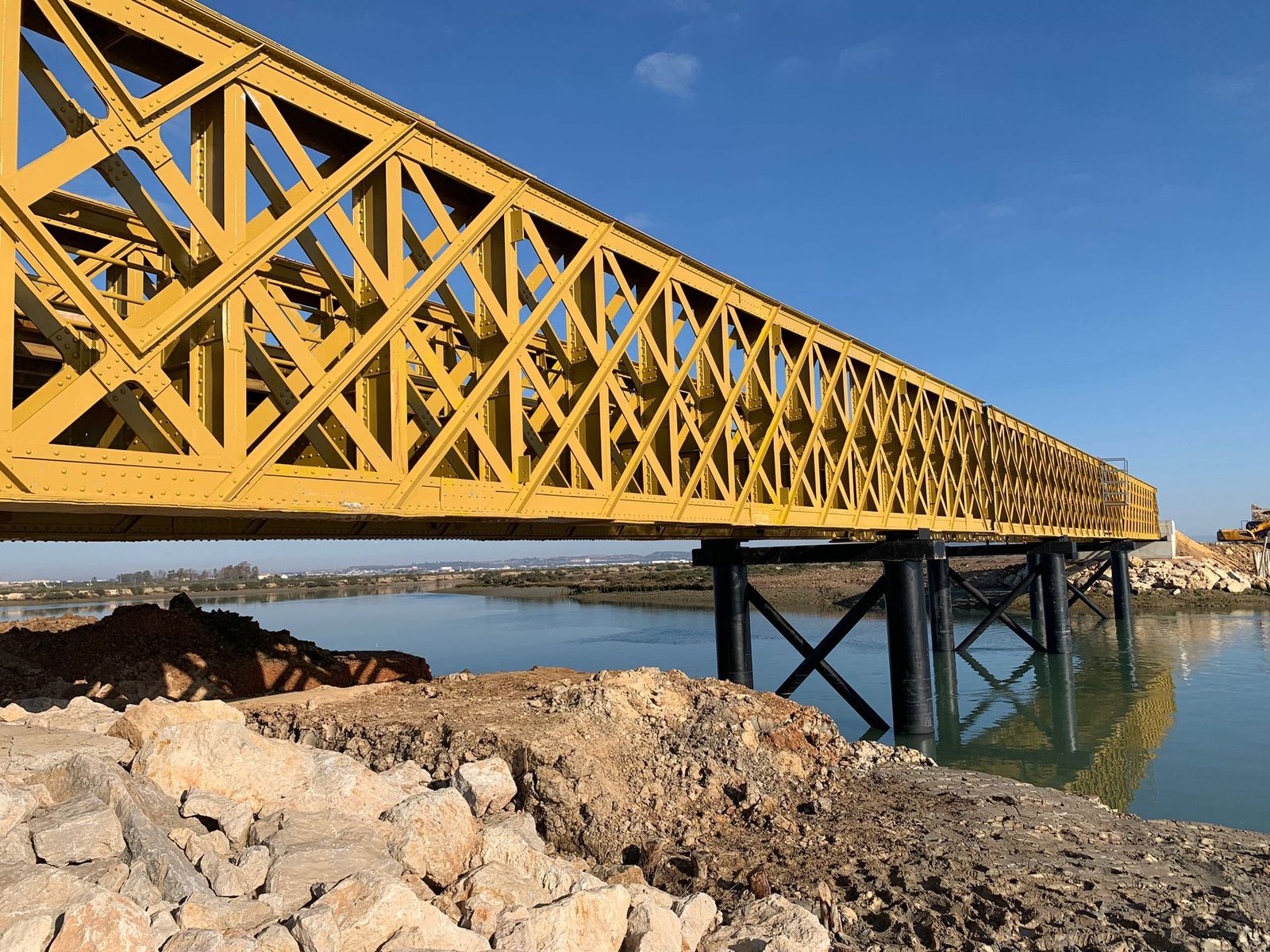 El antiguo puente de trenes ya está instalado en su nueva ubicación, sobre el río San Pedro.