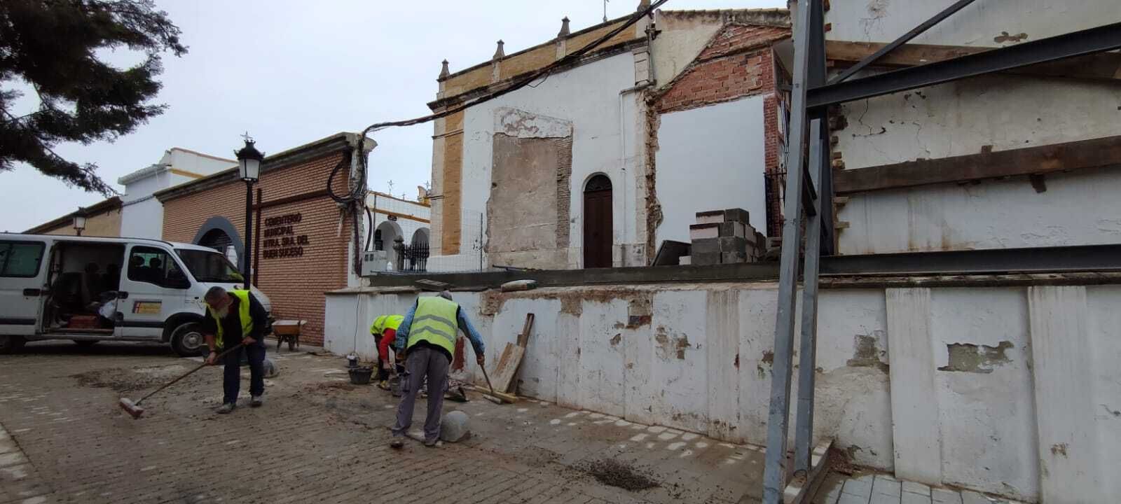 Trabajos en el cementerio de Baena.