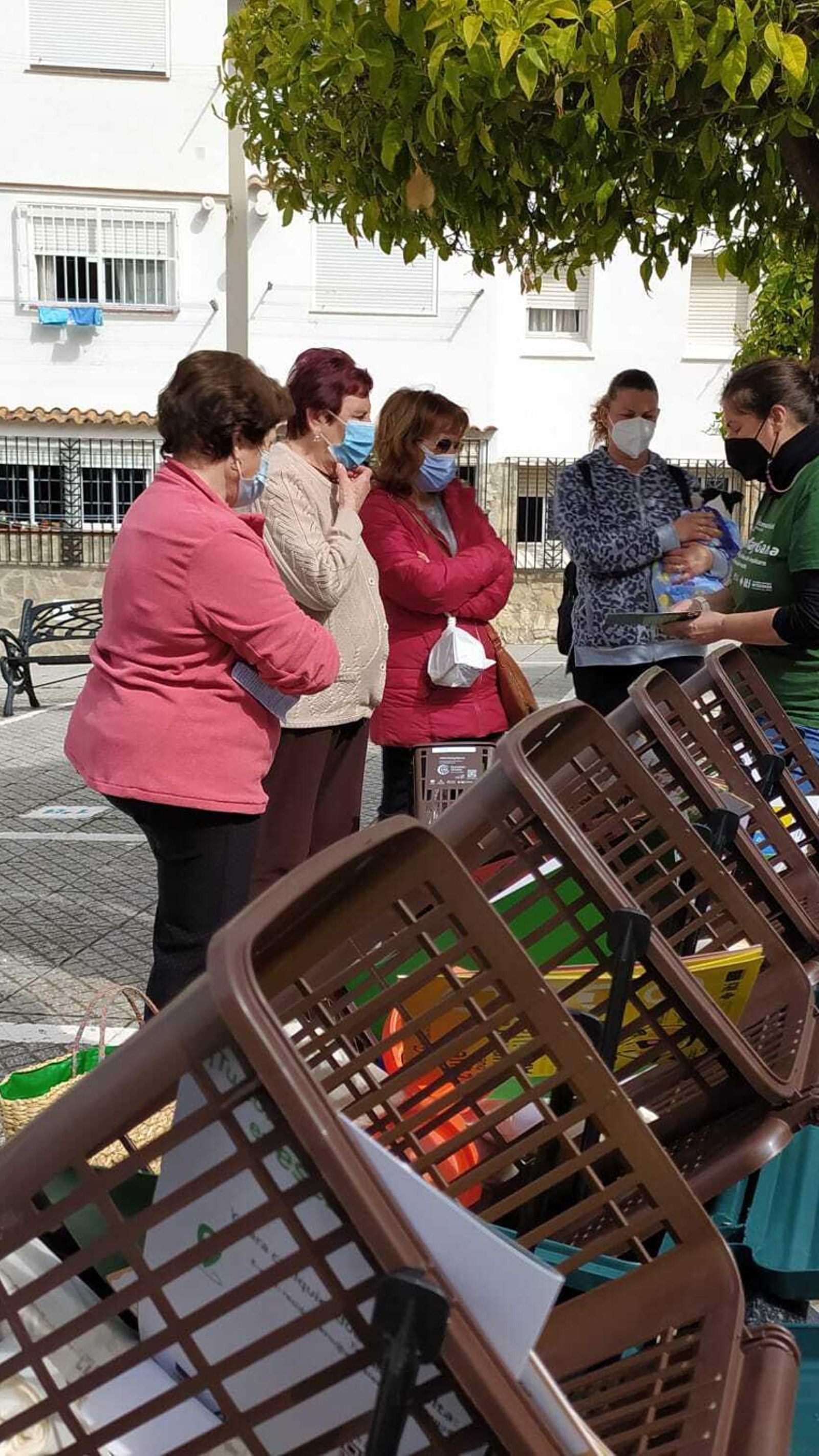 Un grupo de mujeres atienden explicaciones del reciclaje.