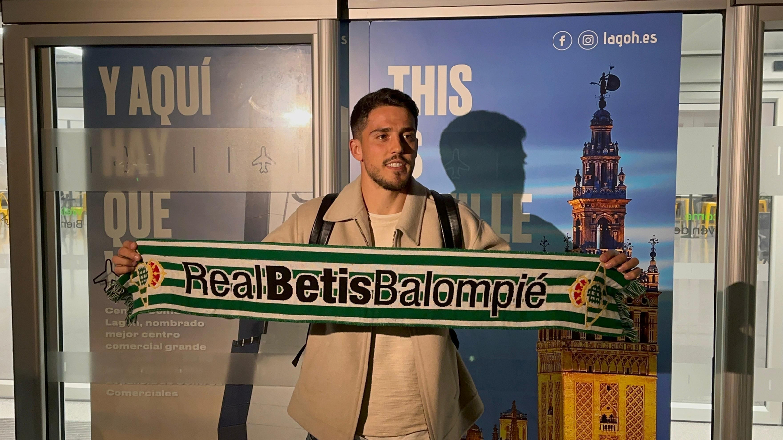 Fornals posa en el aeropuerto de Sevilla.