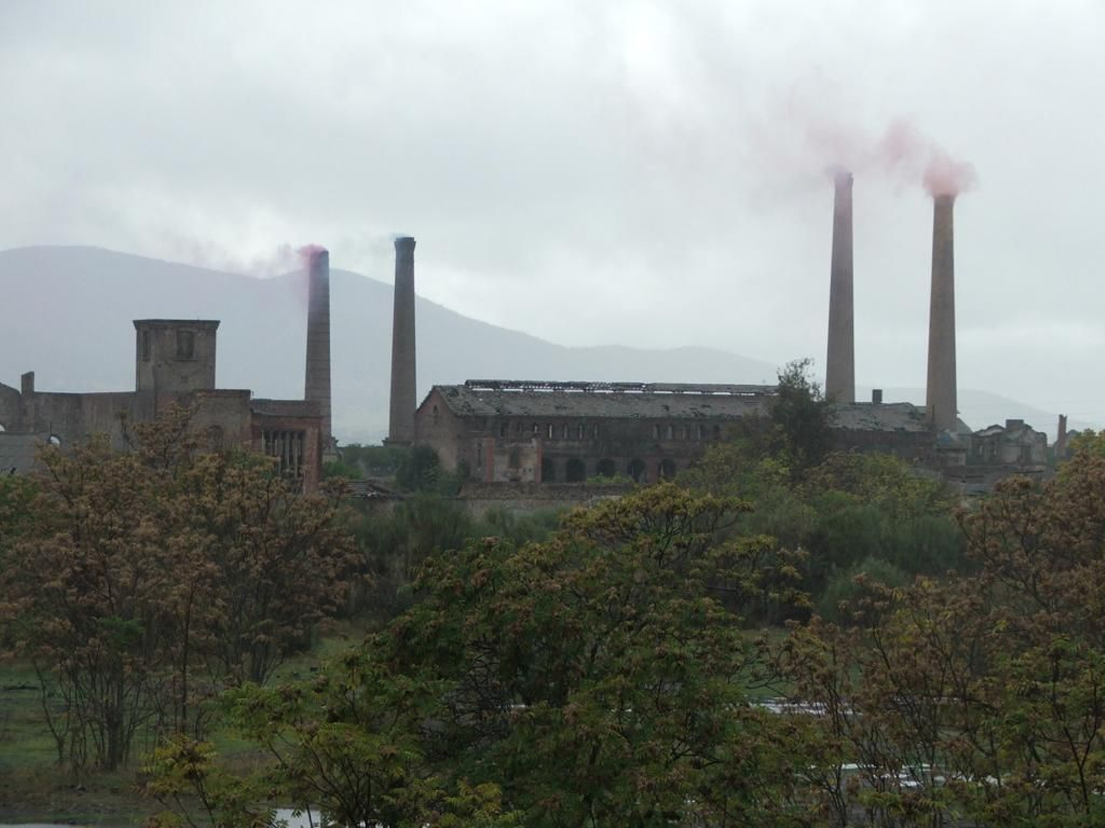 Las chimeneas del Cerco Industrial de Peñarroya-Pueblonuevo expulsan humo.