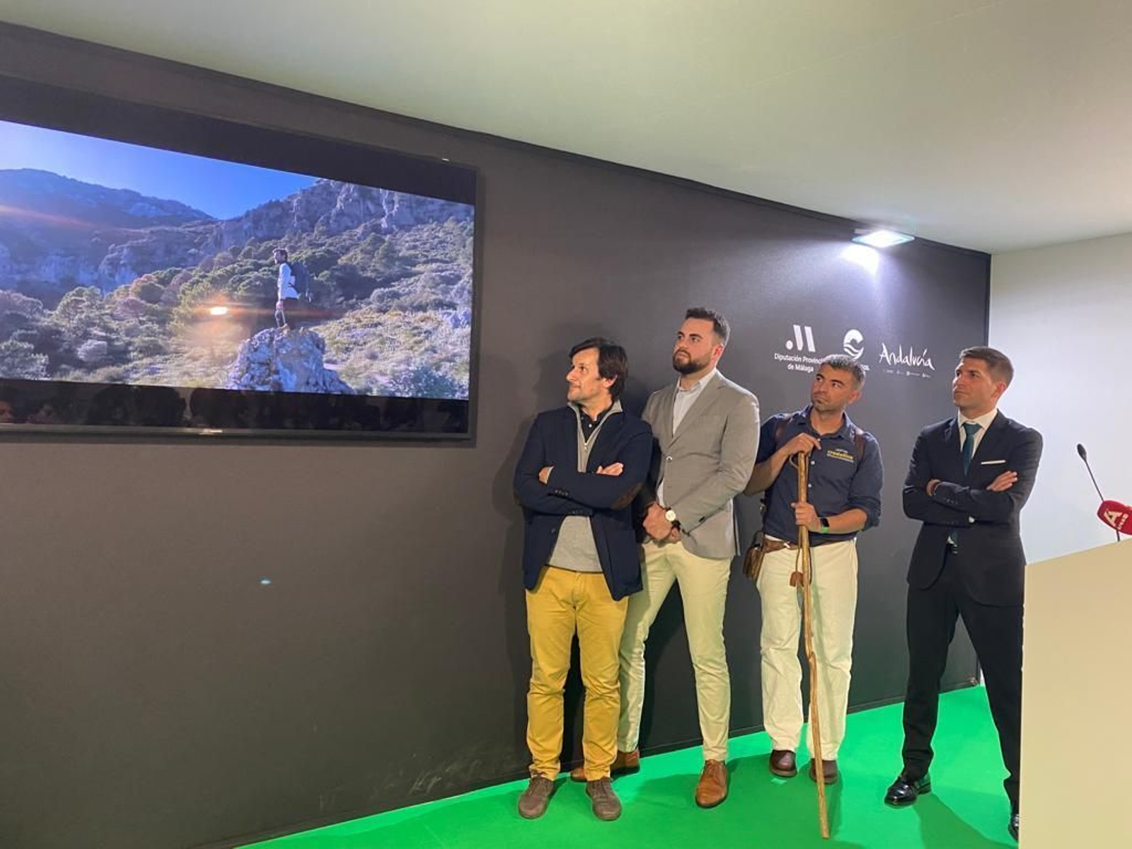 El alcalde y los responsables de Aventura Casares y Quesos Sierra Crestellina observan el spot.