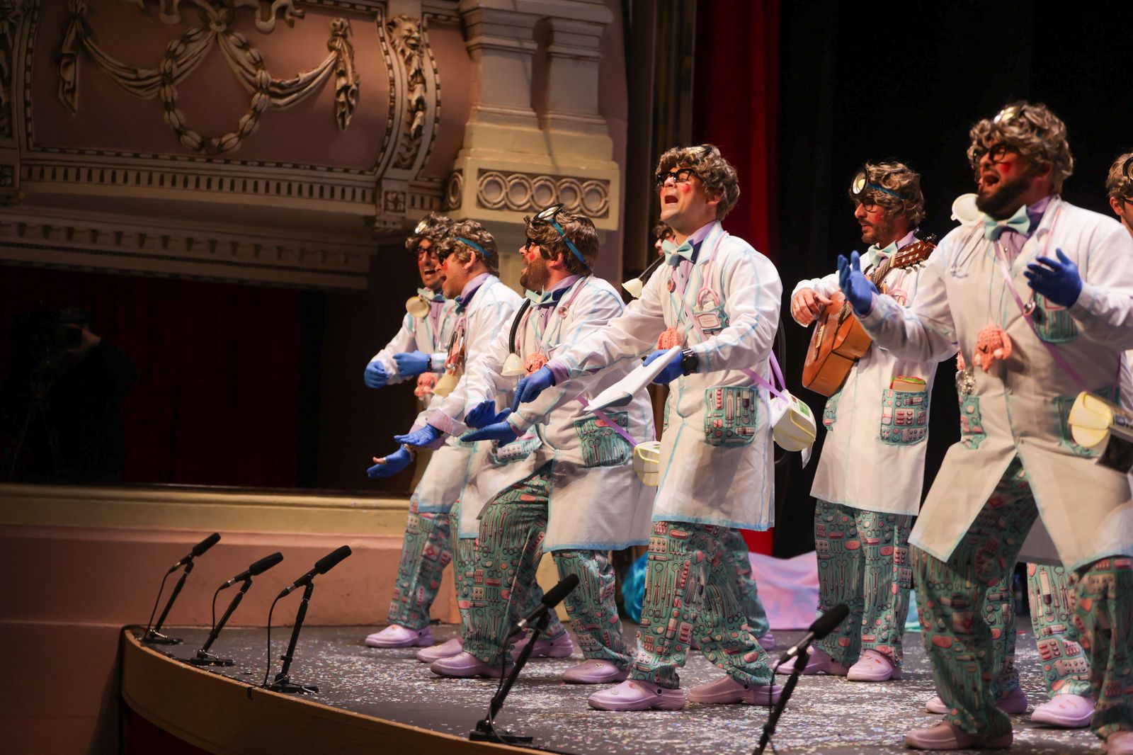 Imágenes de la actuación de la murga de Huelva "Soy yo, abre" en el Carnaval Colombino