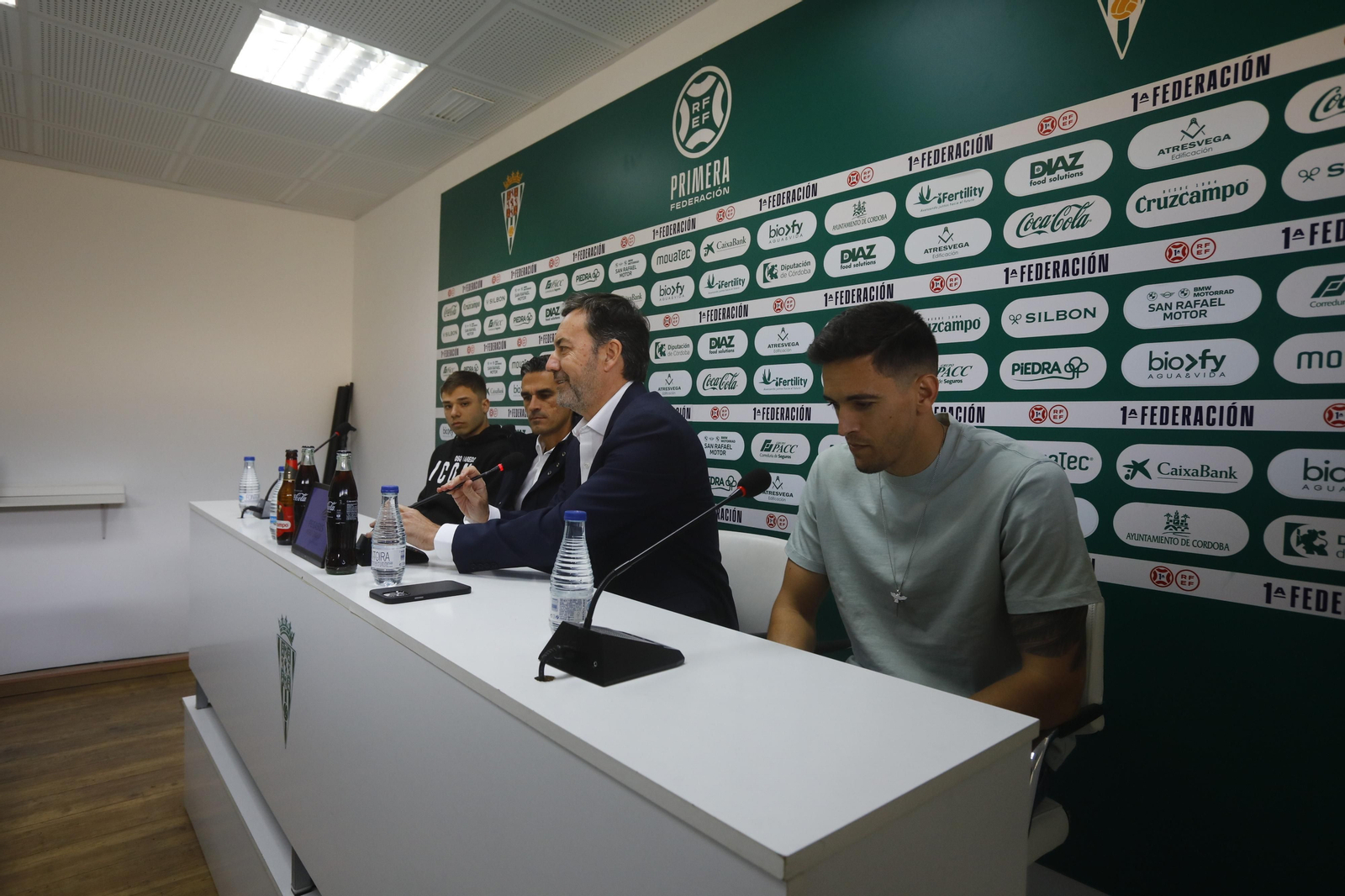 Las imágenes de la presentación de Álvaro Leiva y José Antonio Martínez con el Córdoba CF