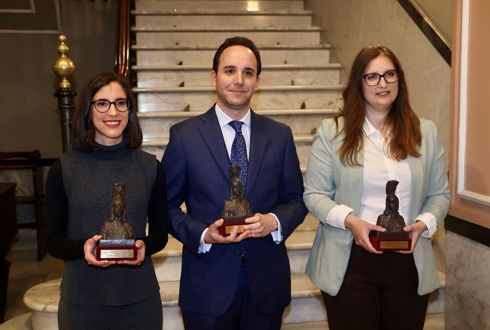 Eduardo Rodríguez Arbolí, primer premio, en el centro, junto a Diana Rubio Contreras, a la izquierda, y Estefanía García-Guerrero, las dos segundos premios.