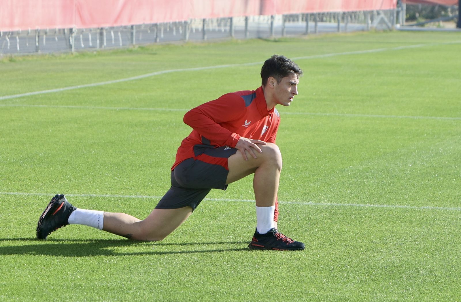 Alejo Véliz se ejercita en solitario con la camiseta del Sevilla