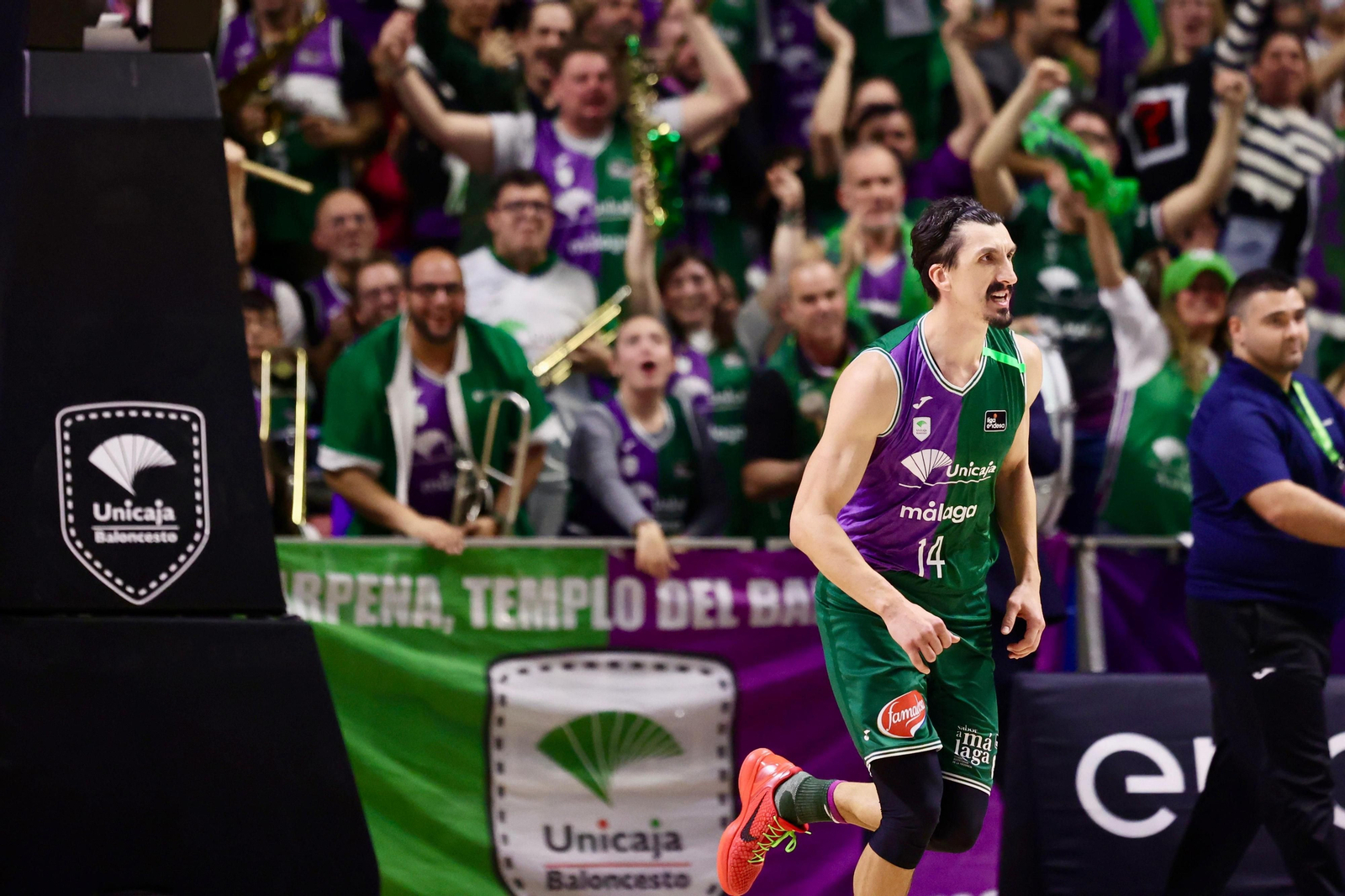 Djedovic celebra una canasta.