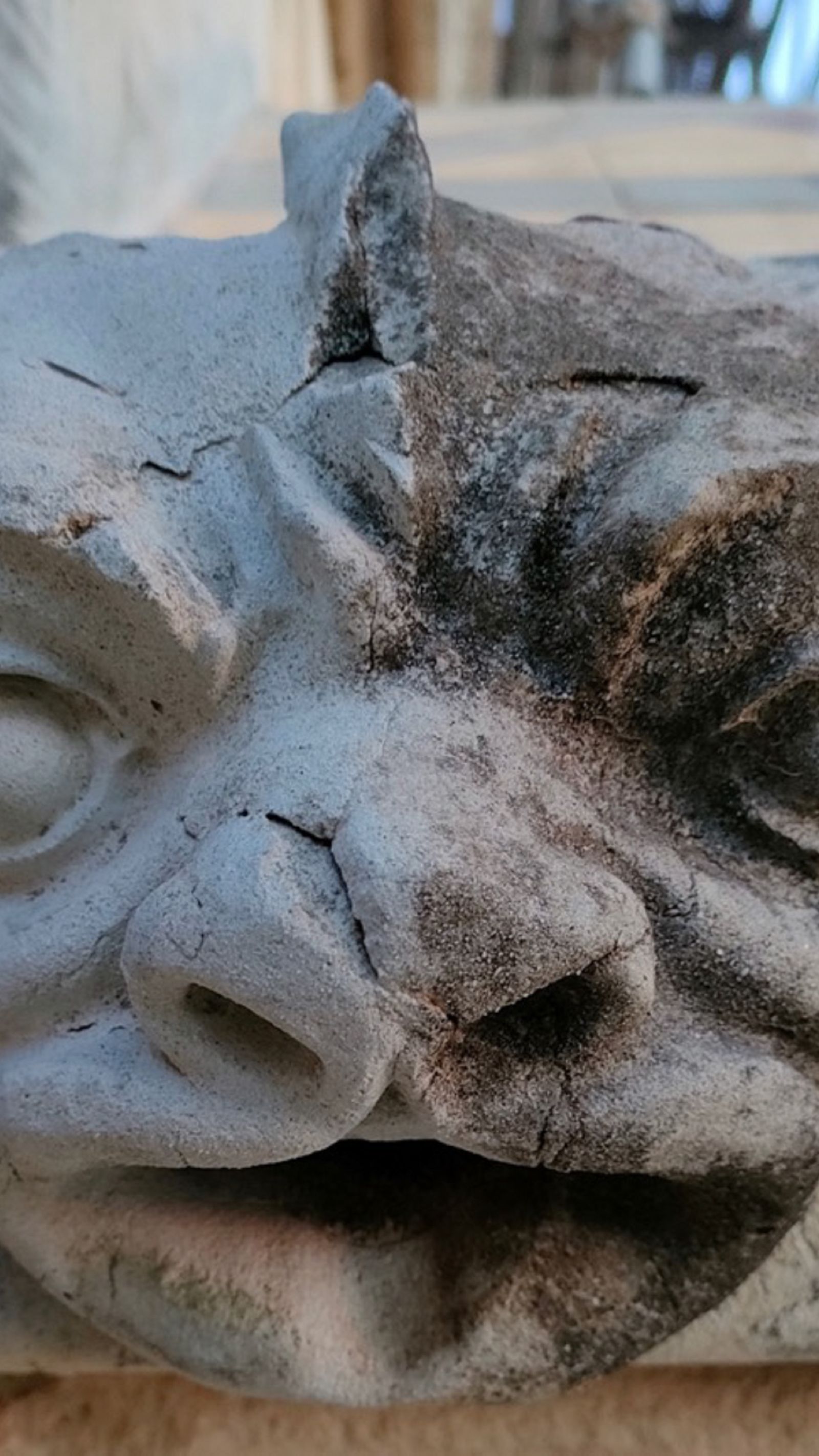 Un ejemplo del antes y el después de la restauración en uno de los elementos de la capilla