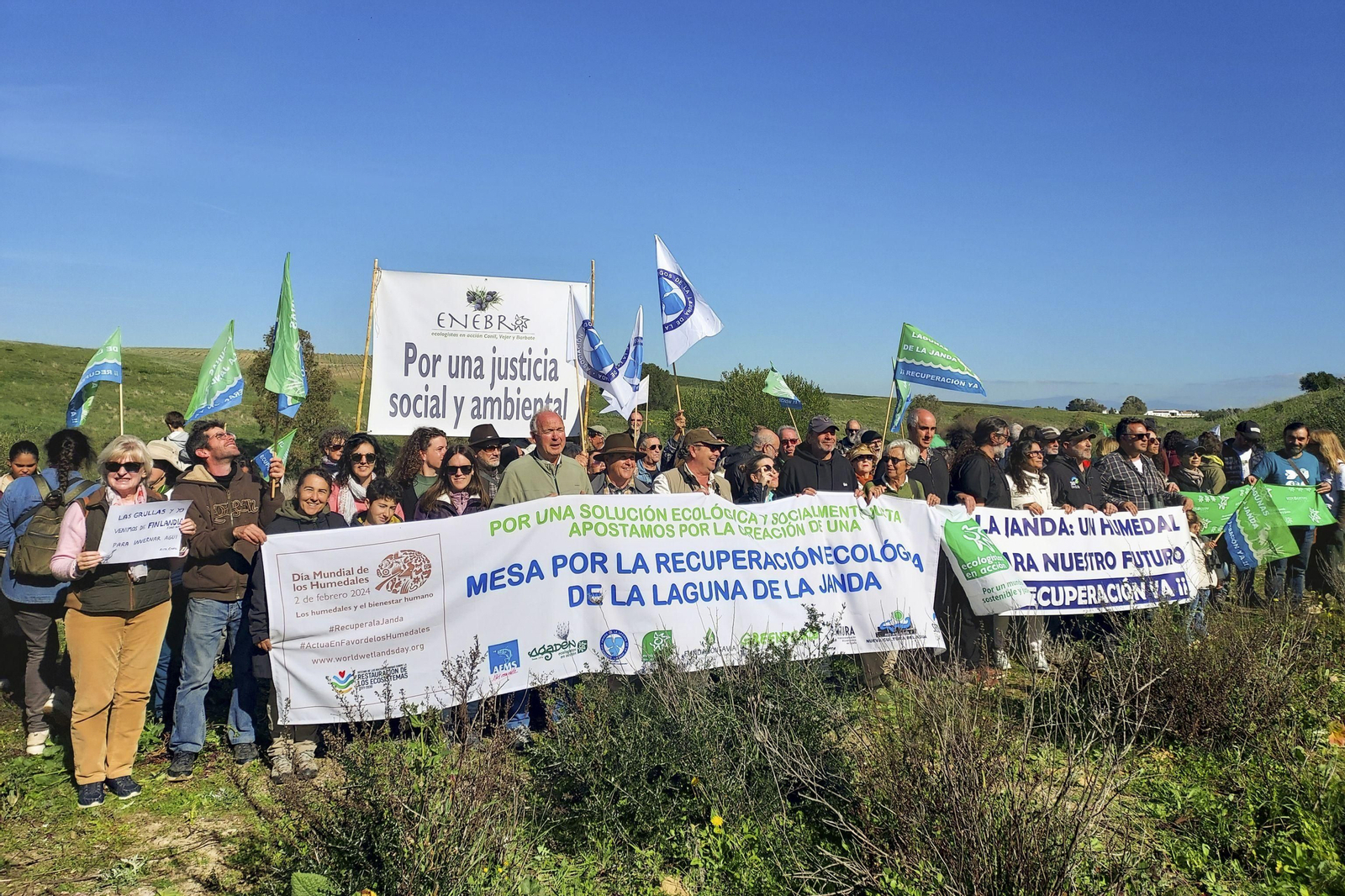 Miembros de entidades conservacionistas, este domingo en la laguna de La Janda.