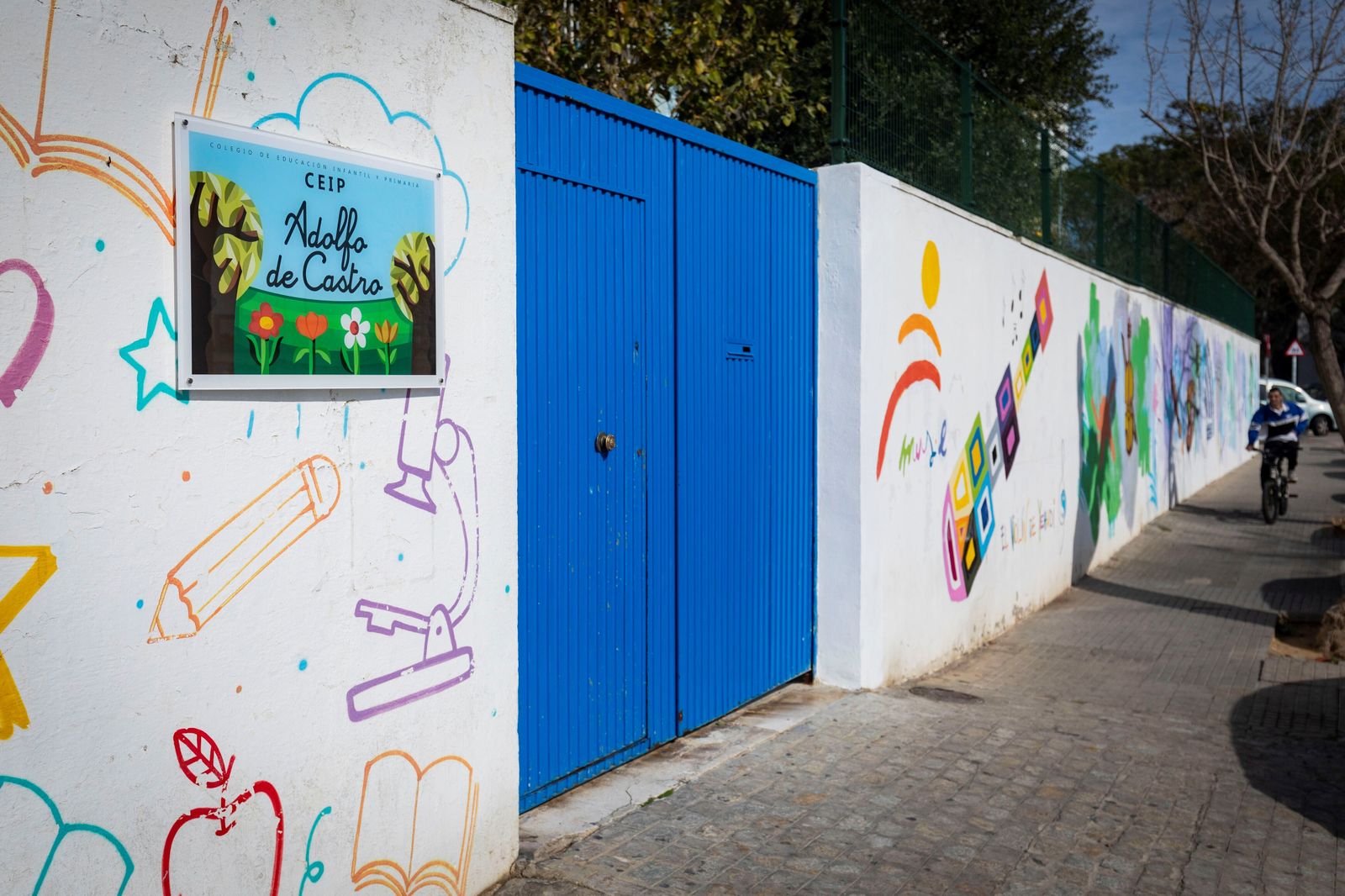 Acceso principal del colegio Adolfo de Castro, en la calle Guadalmesí.