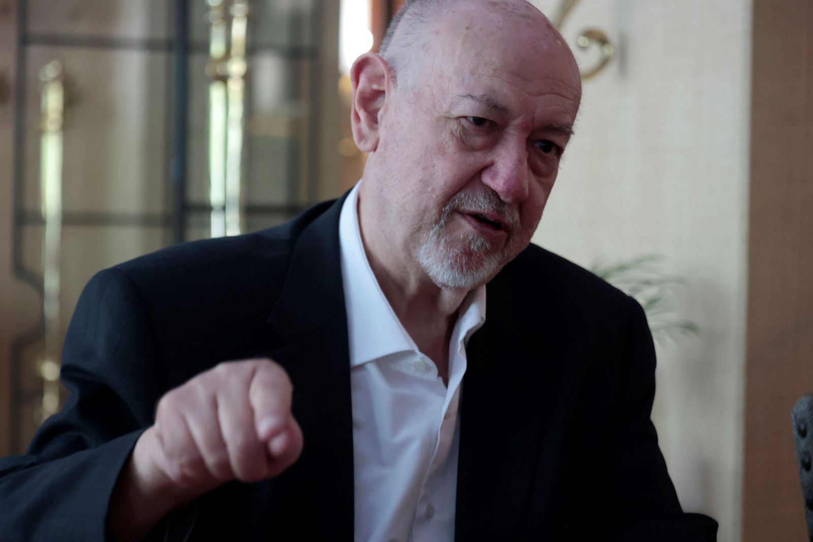 Juan Eslava Galán, durante la entrevista.