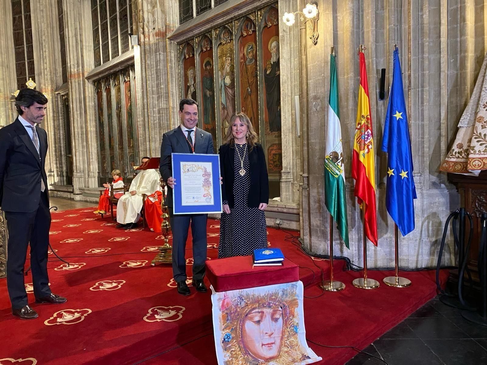 Juanma Moreno recibe la medalla de hermano honorario de la Hermandad del Rocío de Bruselas
