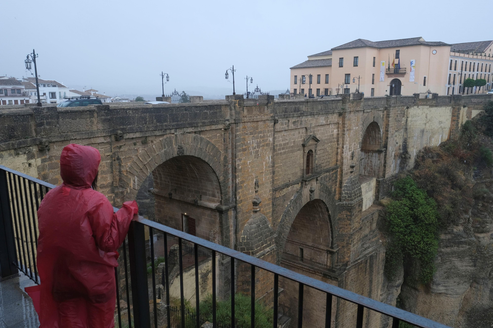 Una mujer observa el Puente Nuevo de Ronda bajo la lluvia la pasada semana.