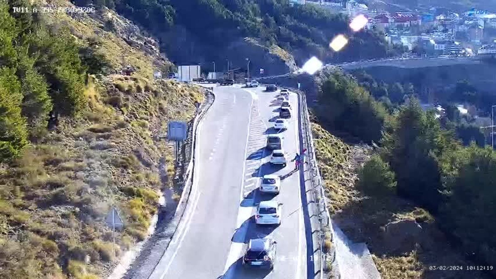 Tráfico a las diez de la mañana para entrar en la urbanización de Pradollano.