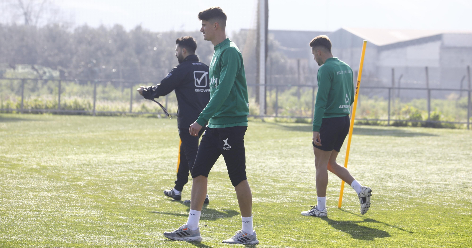 Carlos García e Isma Ruiz entrenan al margen junto a Eu Gavilán.