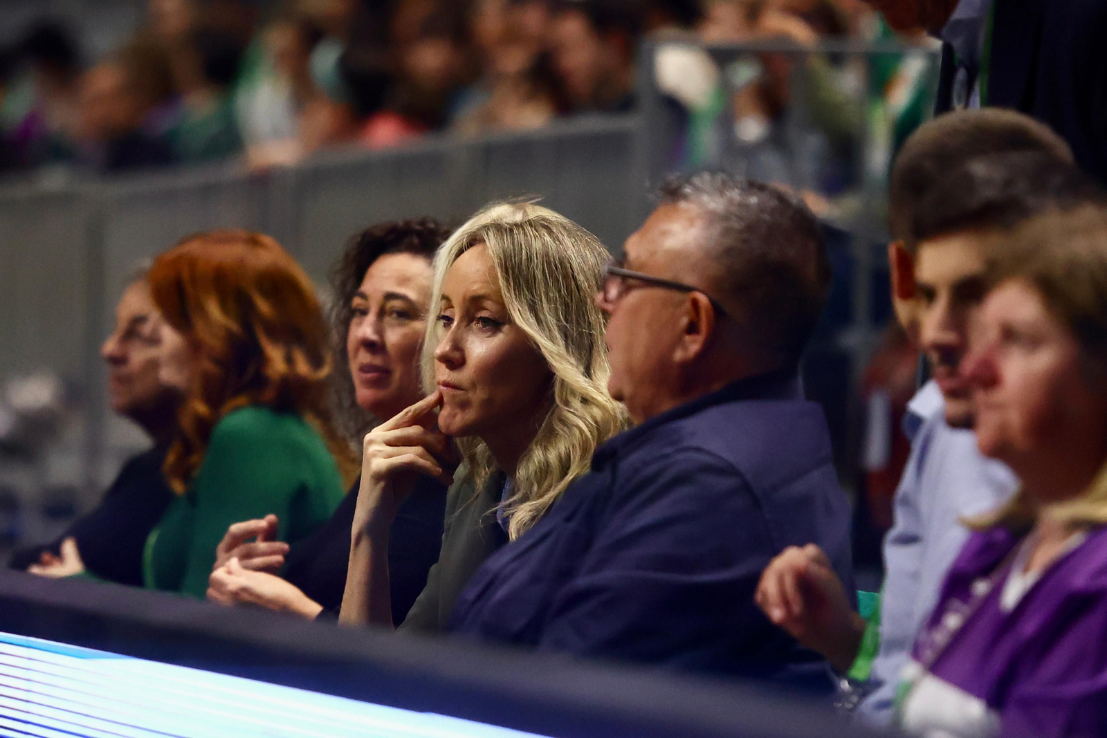 Los jugadores del primer equipo apoyaron al Unicaja Mijas
