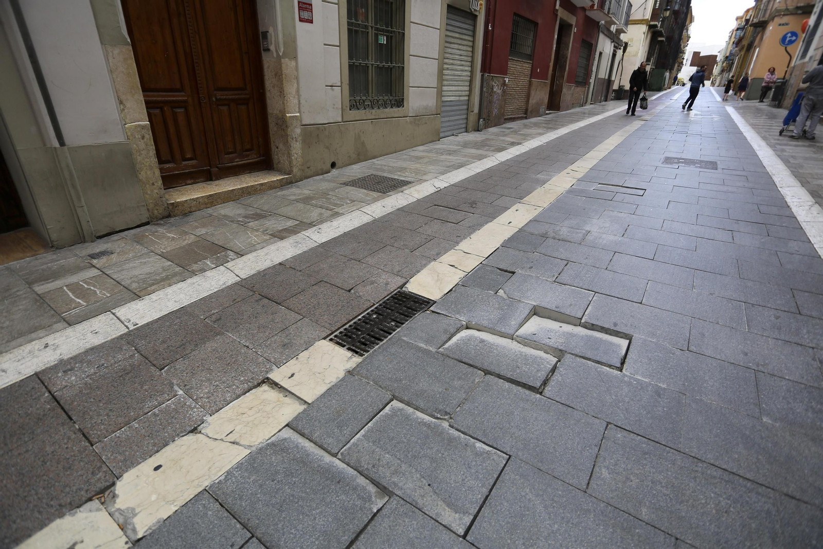Baldosas hundidas en calle Madre de Dios.