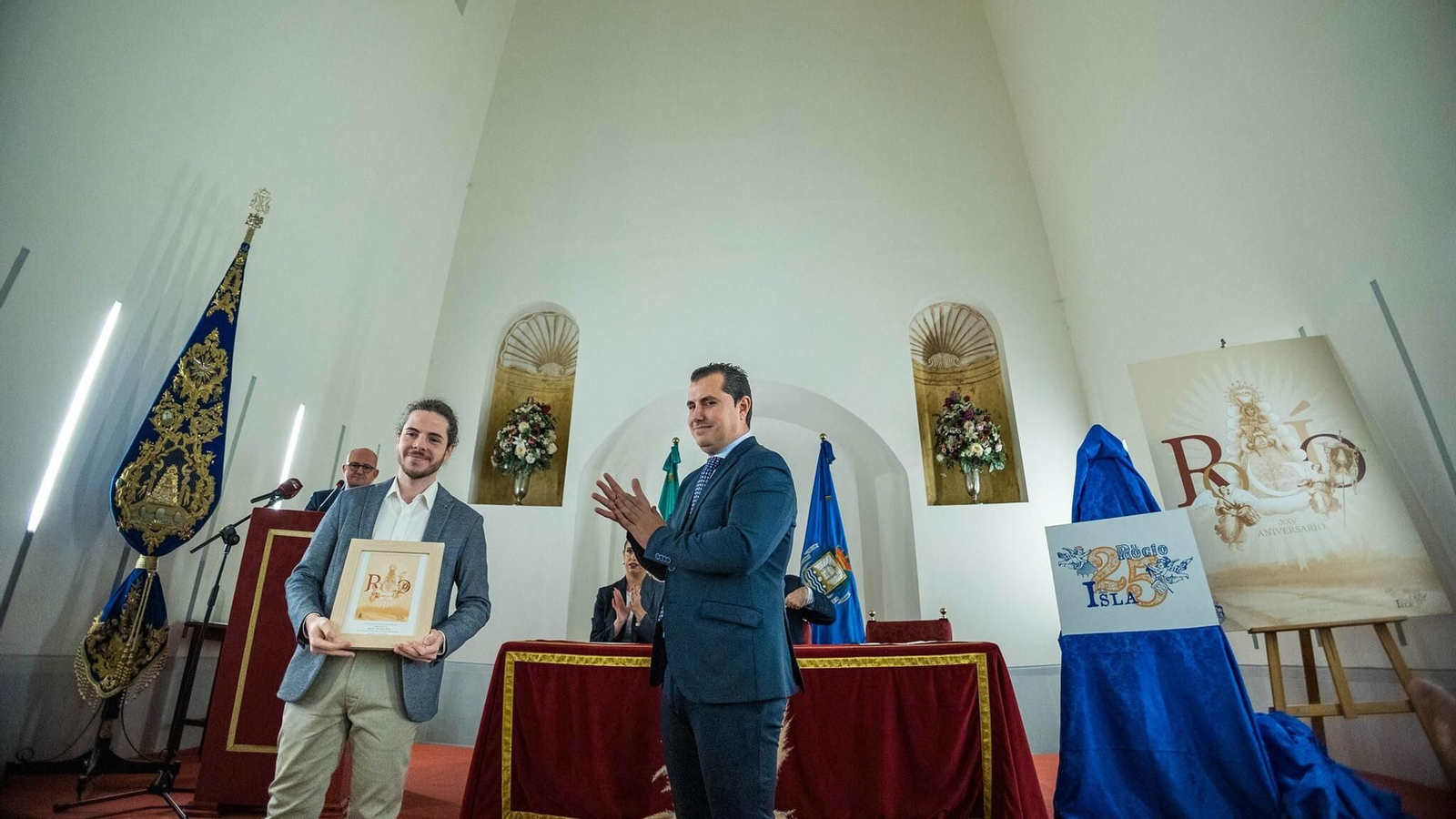 Momento en el que se entrega un recuerdo al autor del cartel del 25 aniversario del Rocío.