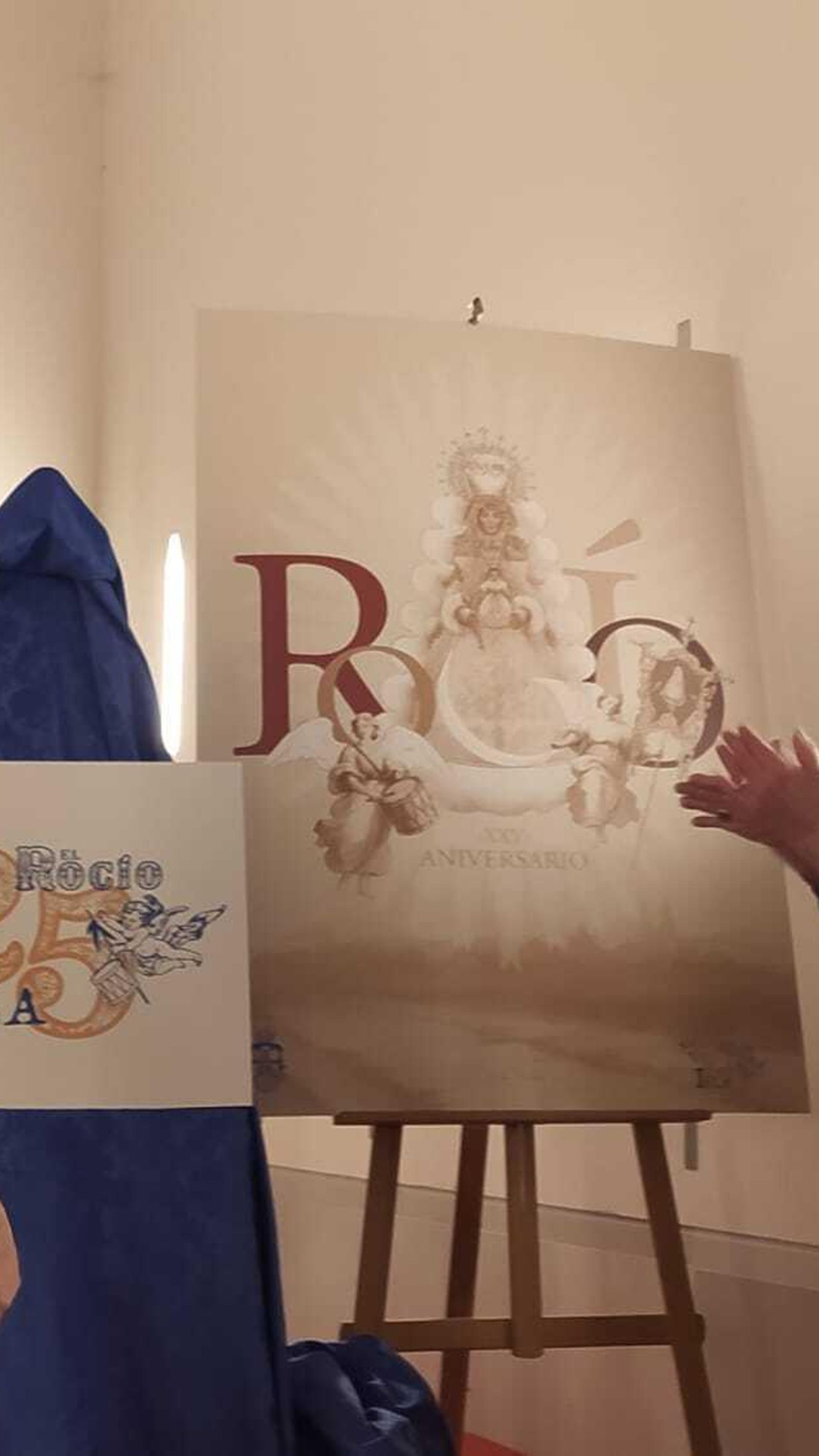 Momento en el que se descubre el cartel del 25 aniversario de la hermandad del Rocío de San Fernando.